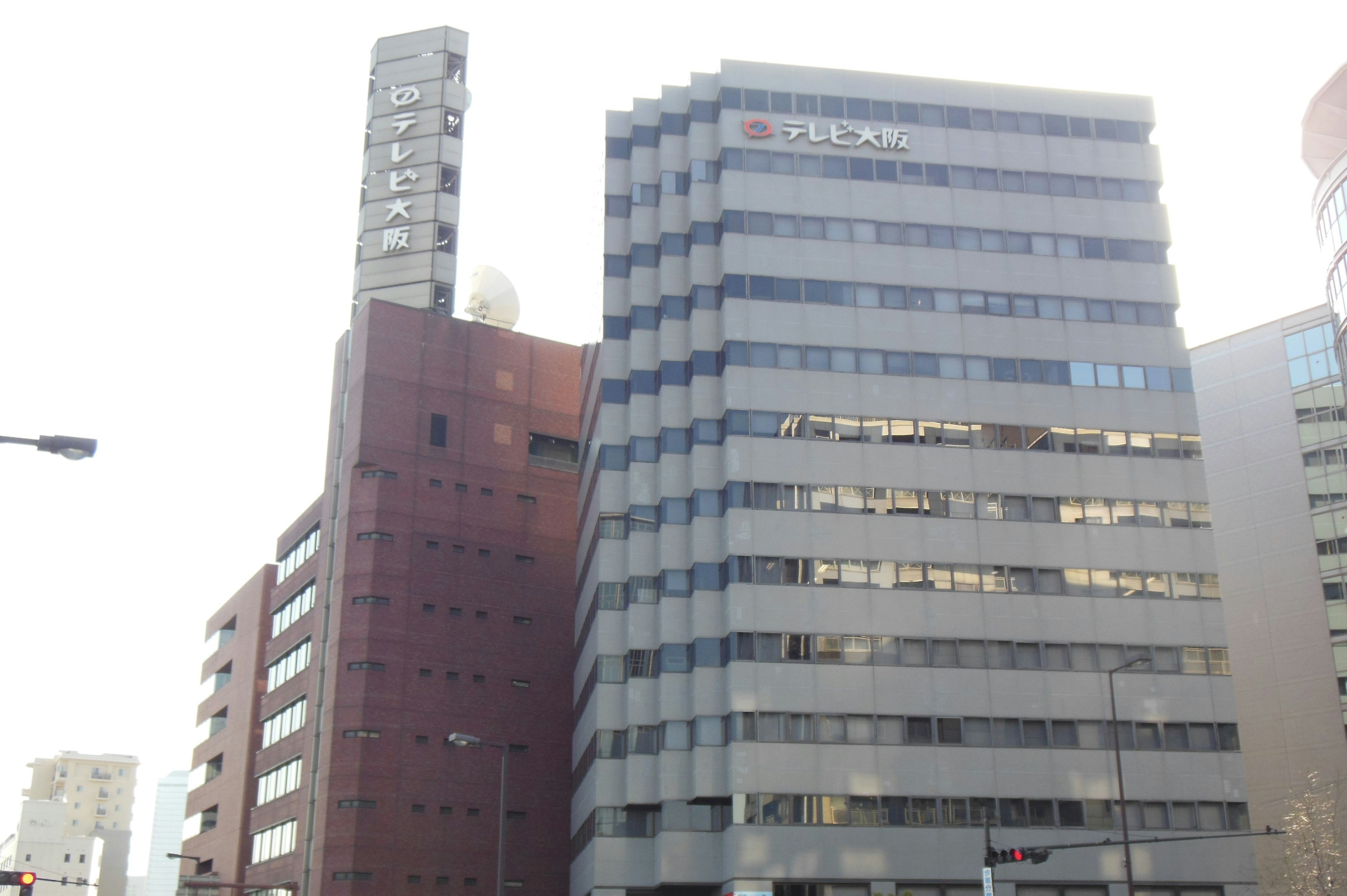 Pemandangan kota dengan bangunan bata merah dan menara kantor modern dari kaca