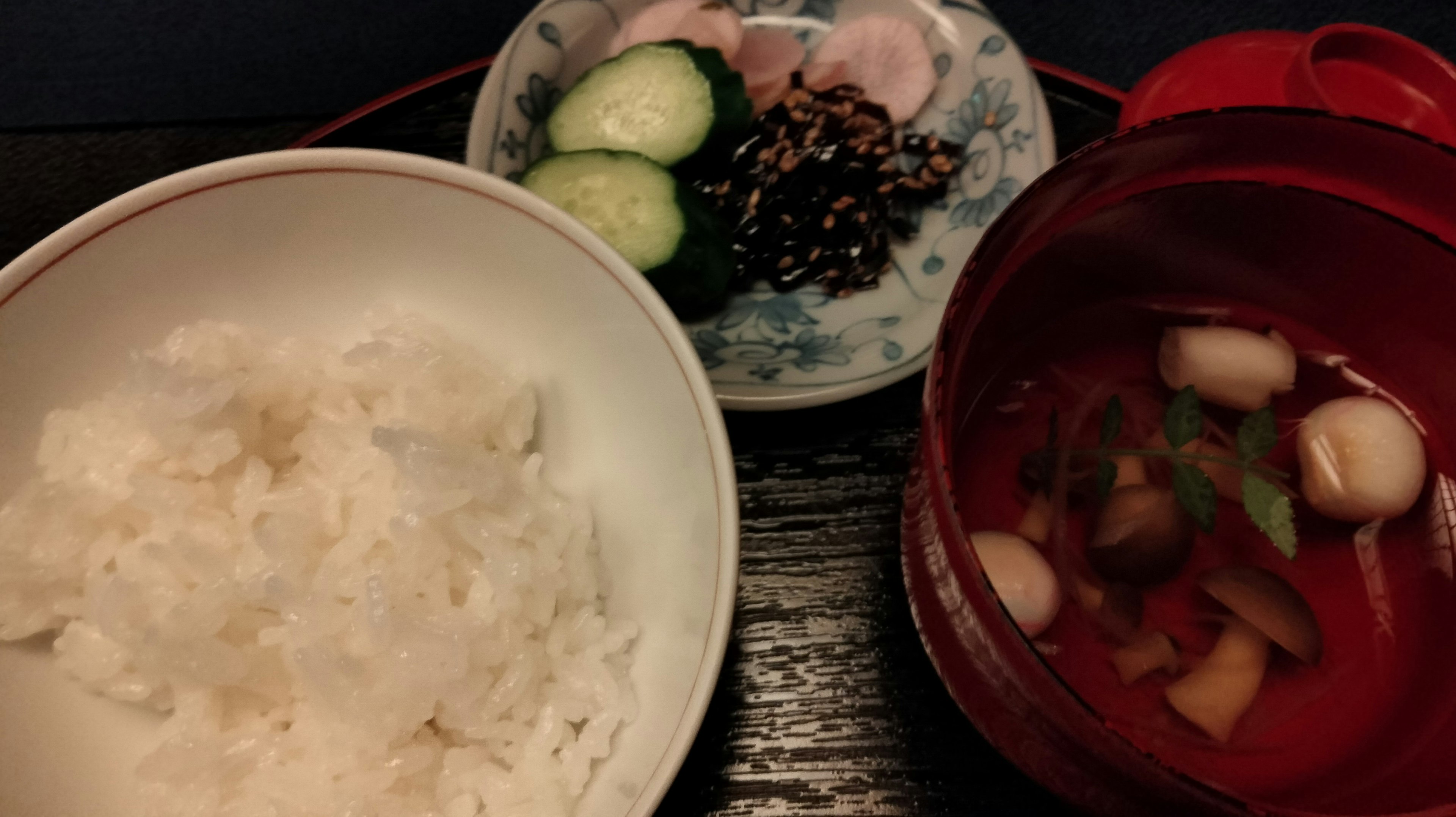 ご飯、味噌汁、漬物の和食が盛られた皿