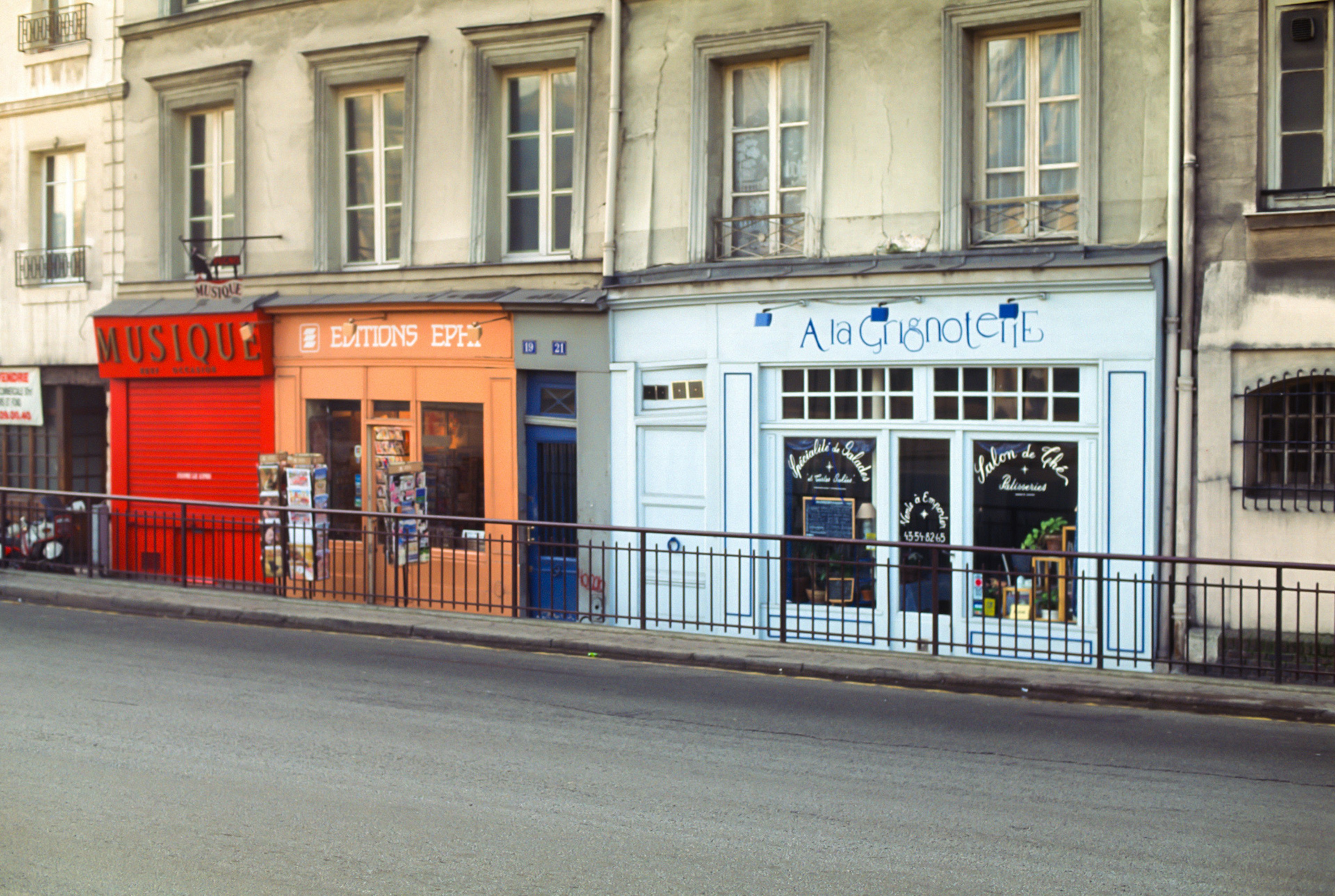 街景，紅色商店和藍色商店