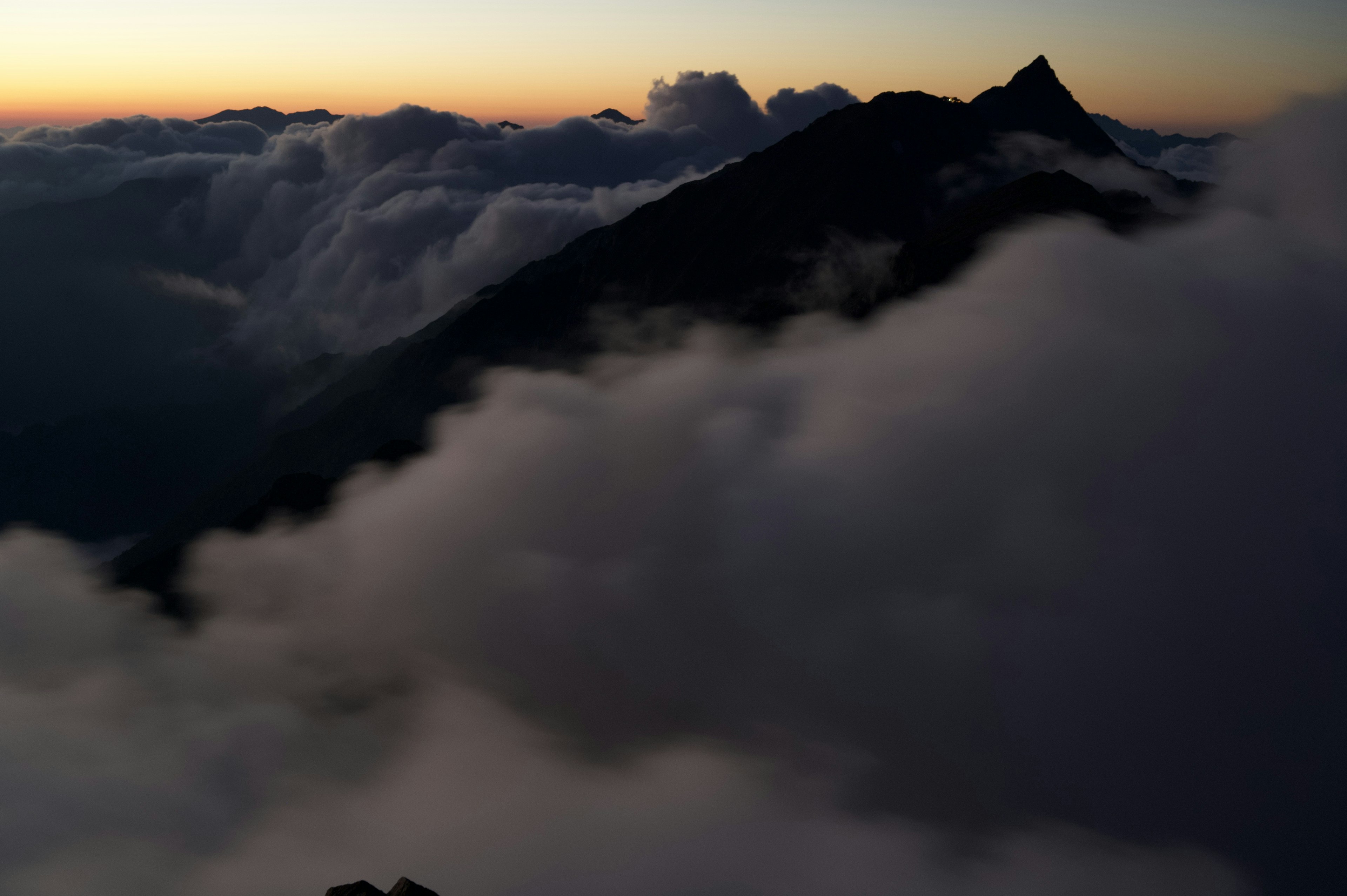 夕日の中の山々と雲の景色