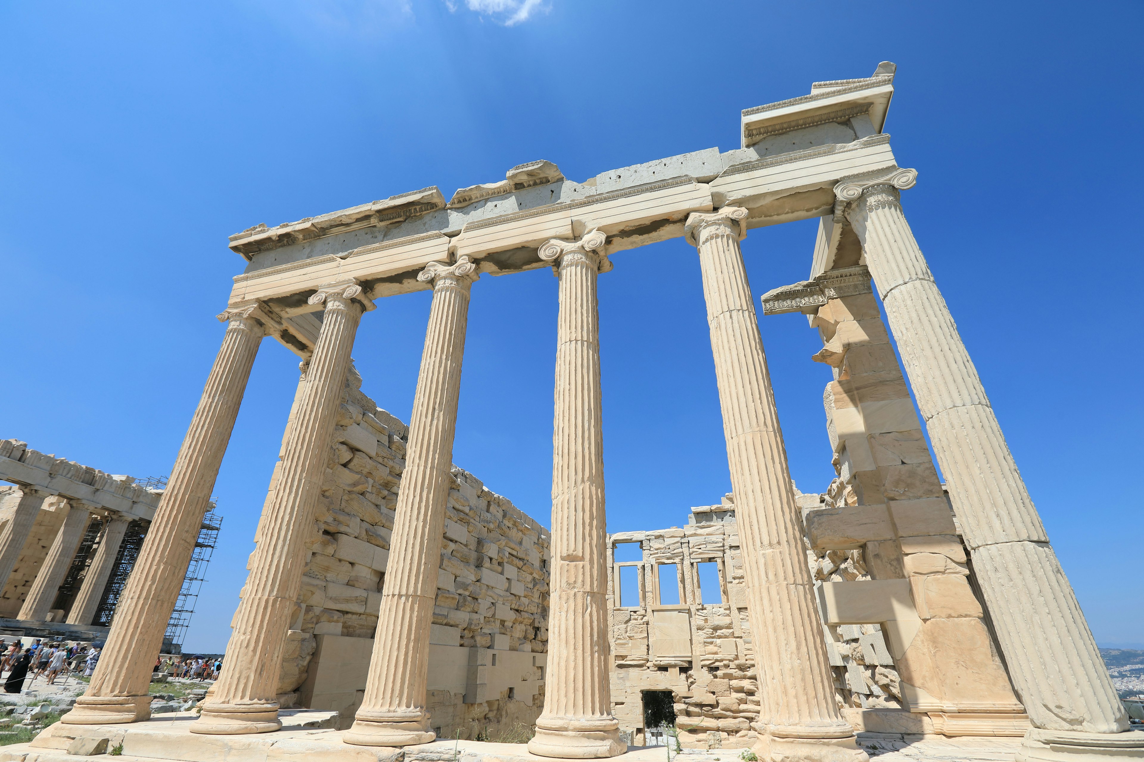 Antike Säulen der Akropolis vor blauem Himmel