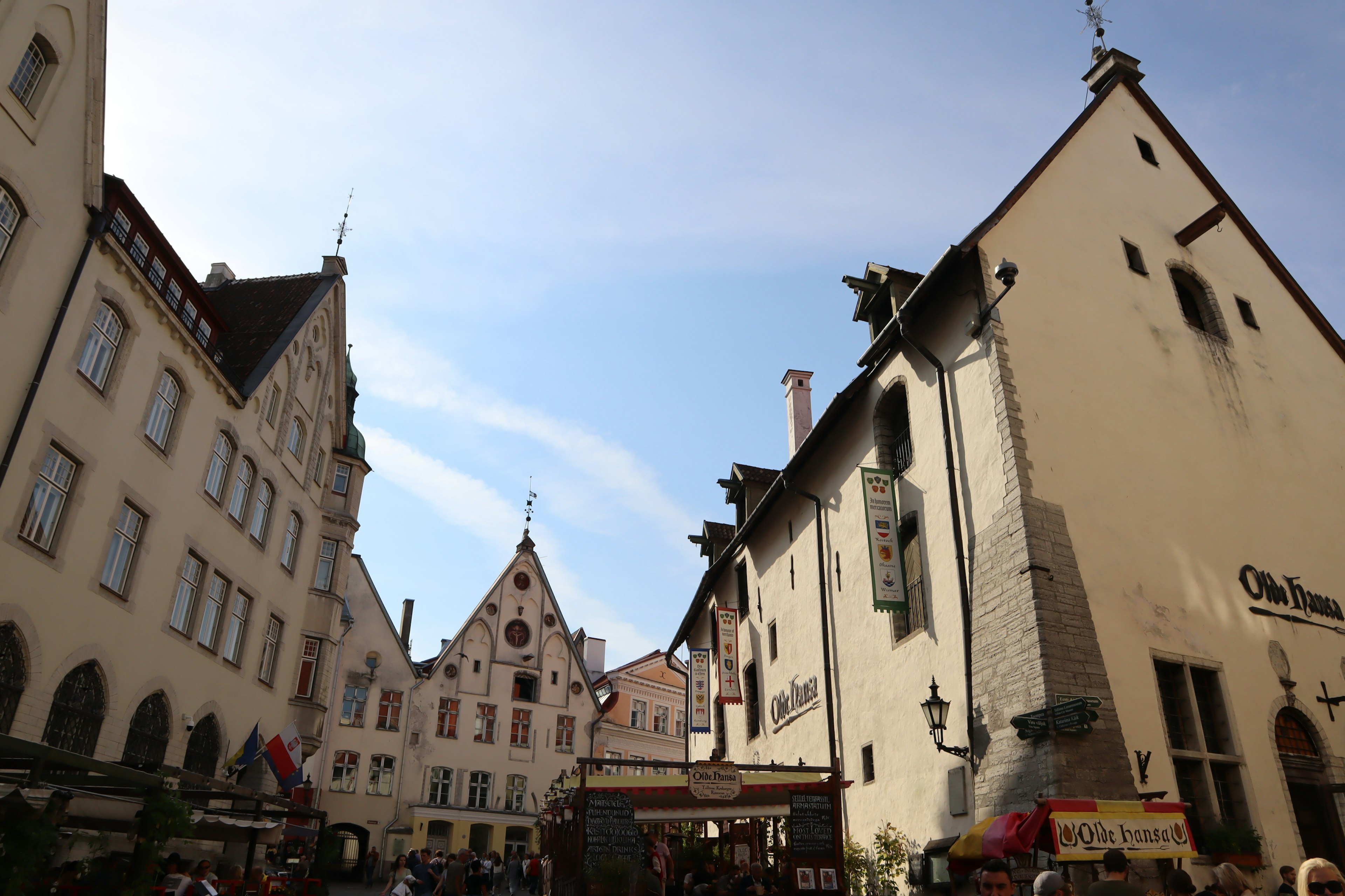 Malersicher Blick auf einen Platz mit historischen Gebäuden und klarem blauen Himmel