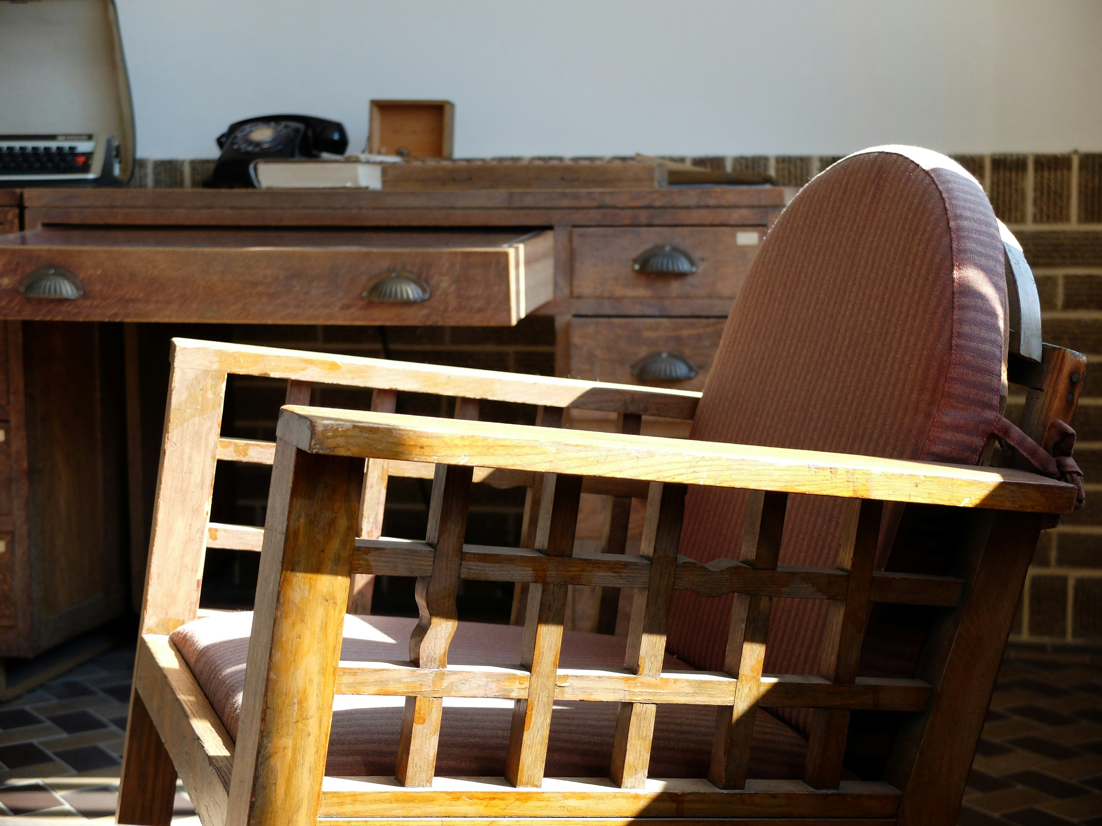 Escena interior con una silla de madera y un escritorio