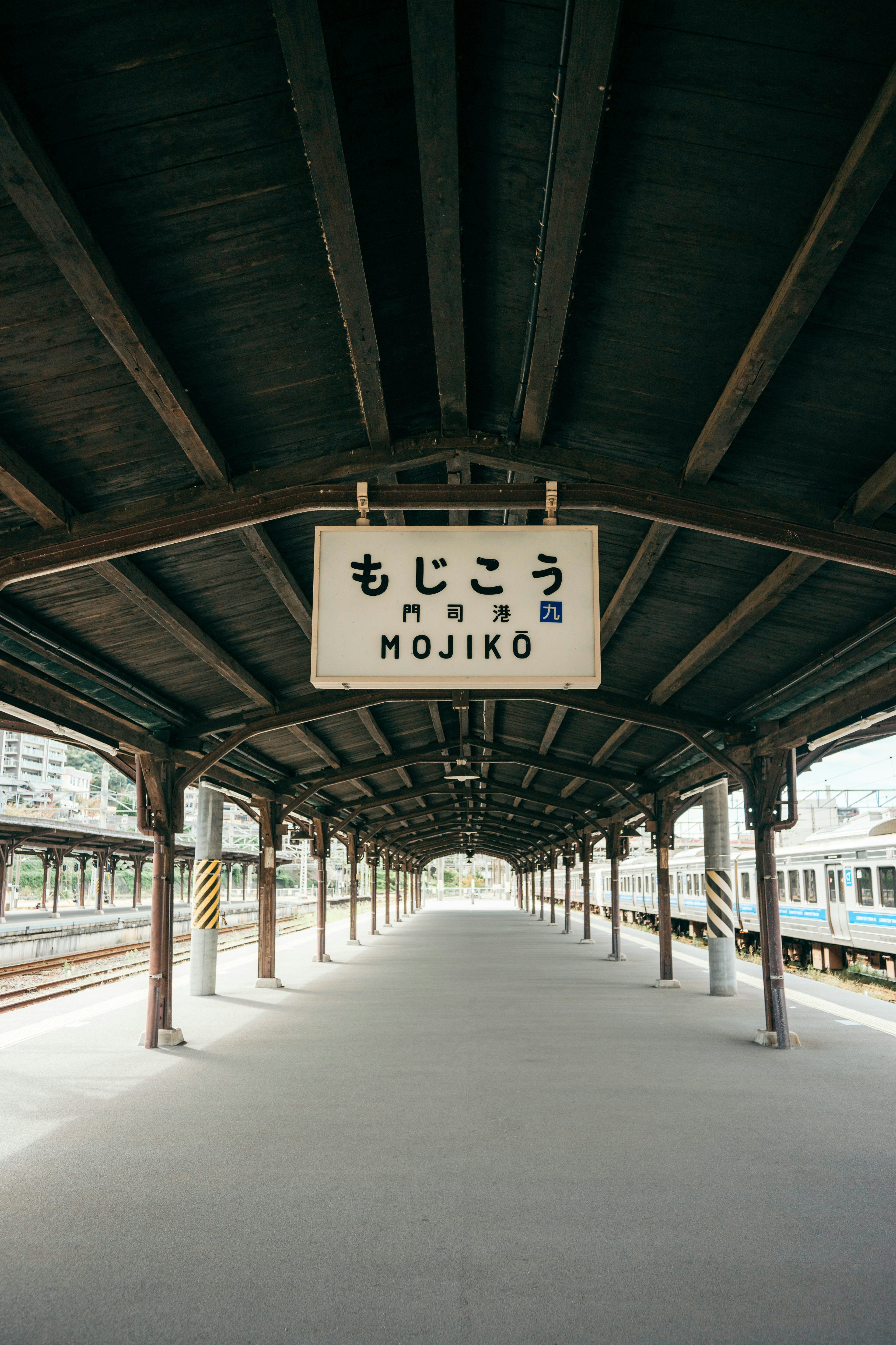 Vue de la plateforme de la gare de Mojiko