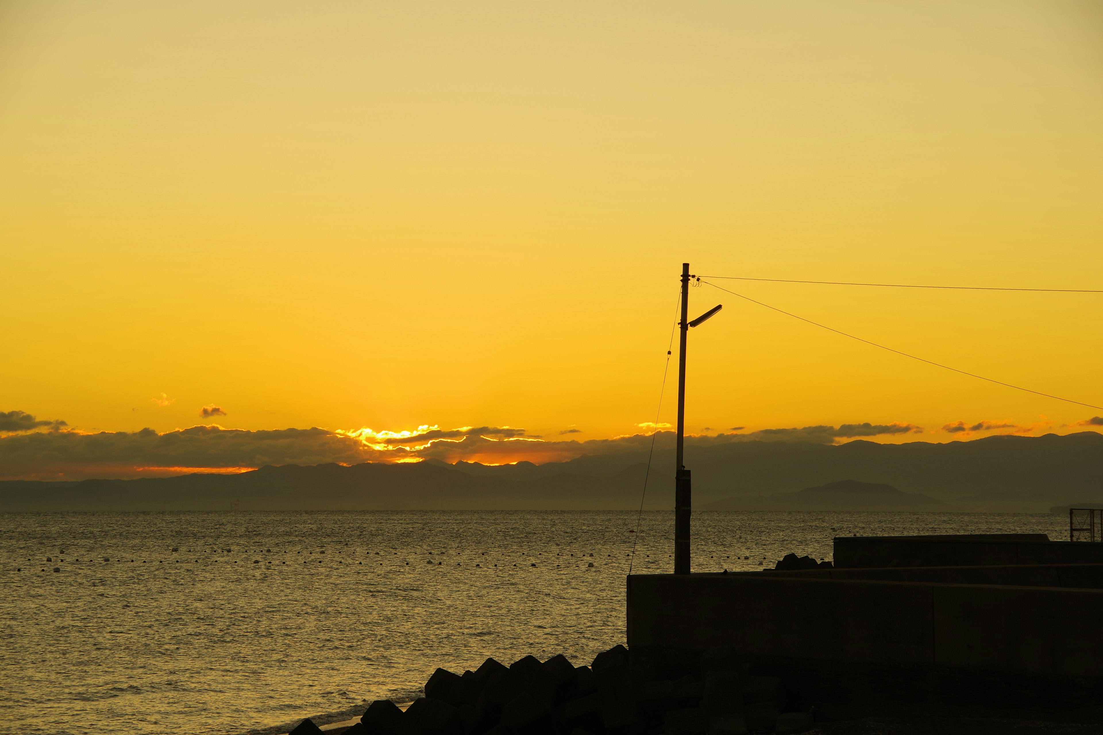 Coucher de soleil magnifique sur l'océan avec la silhouette d'un poteau électrique