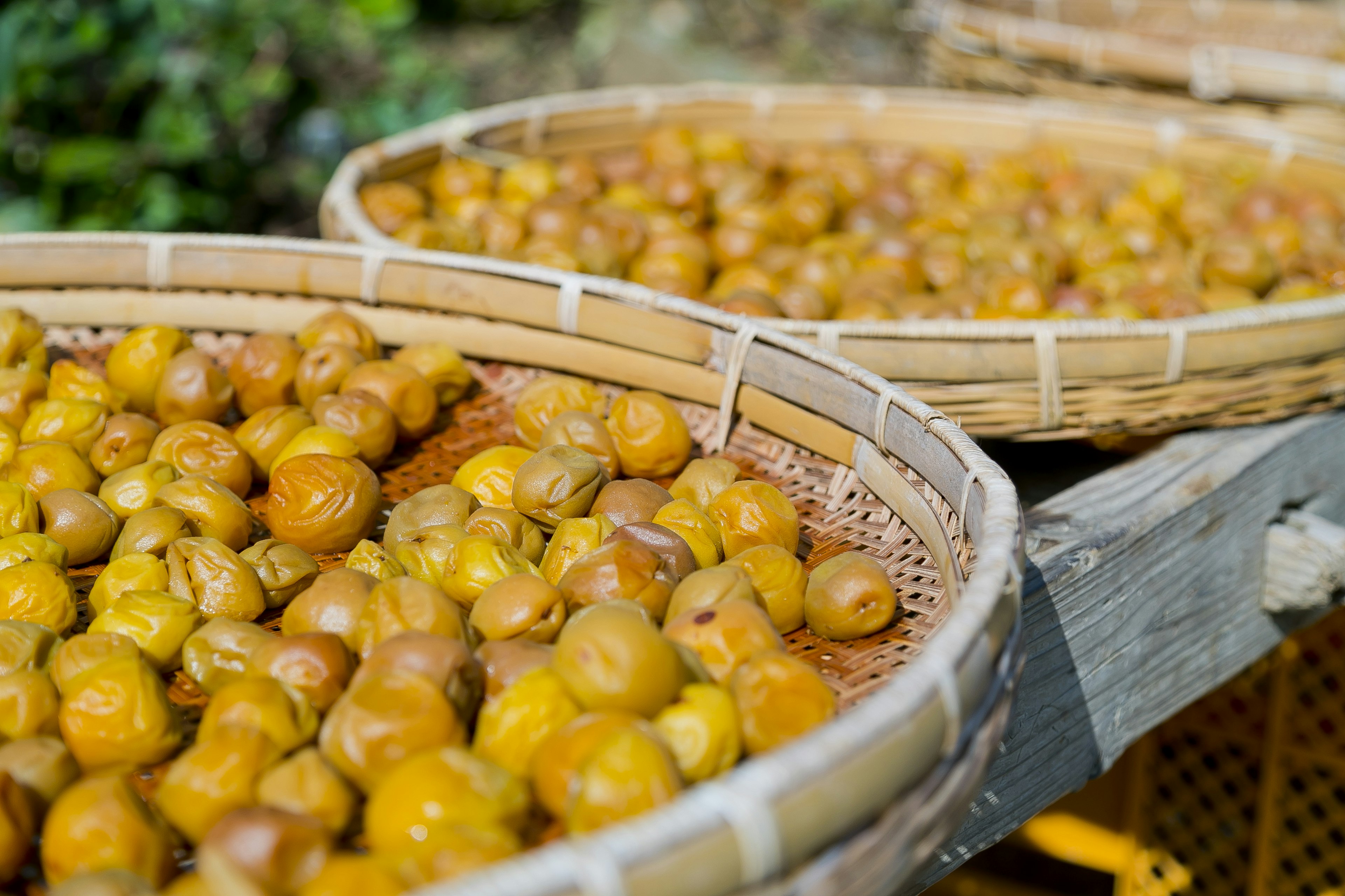 Cestas llenas de frutas amarillas dispuestas al aire libre