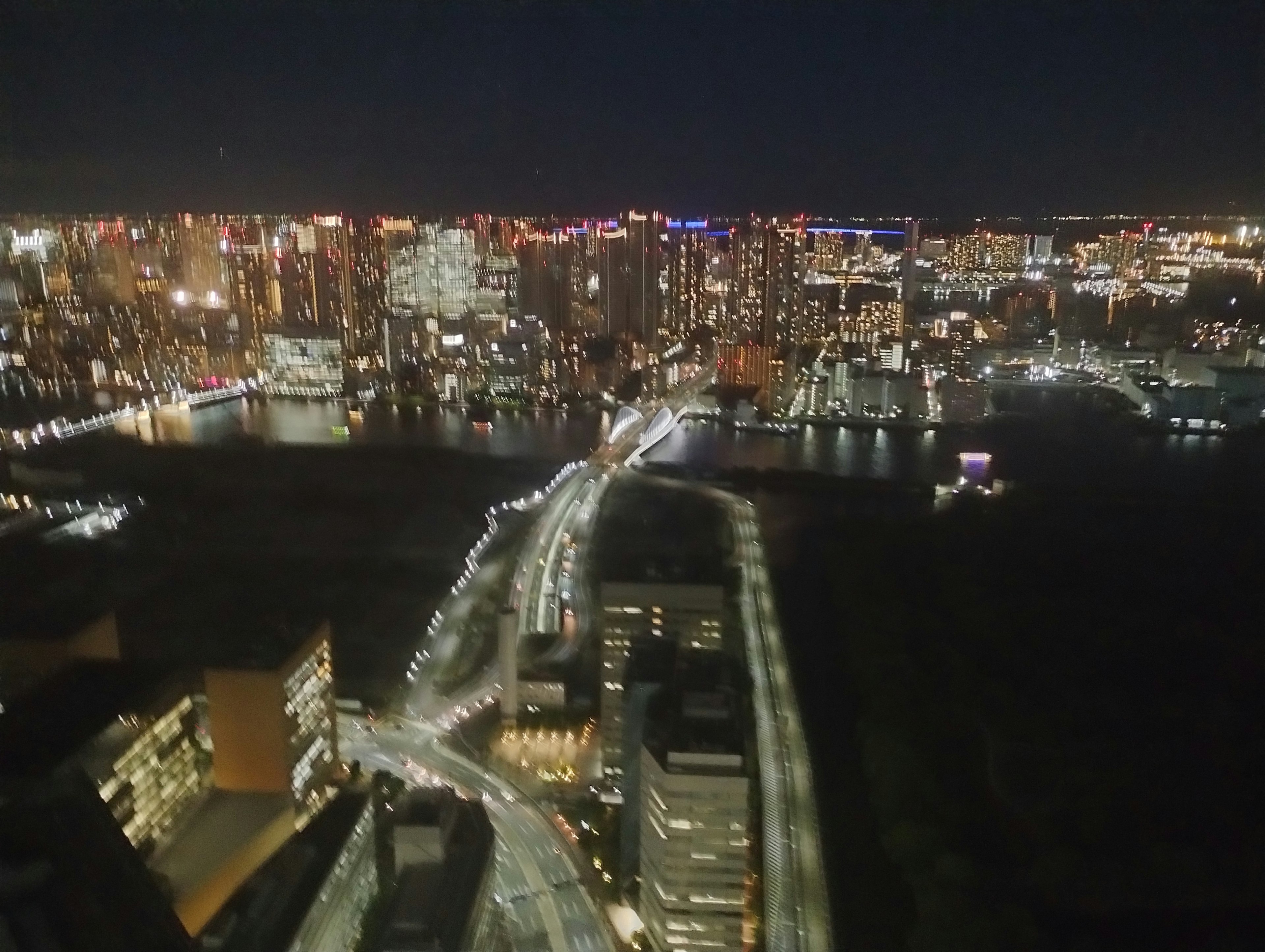 Vue nocturne de la ligne d'horizon de la ville avec des bâtiments illuminés et des routes