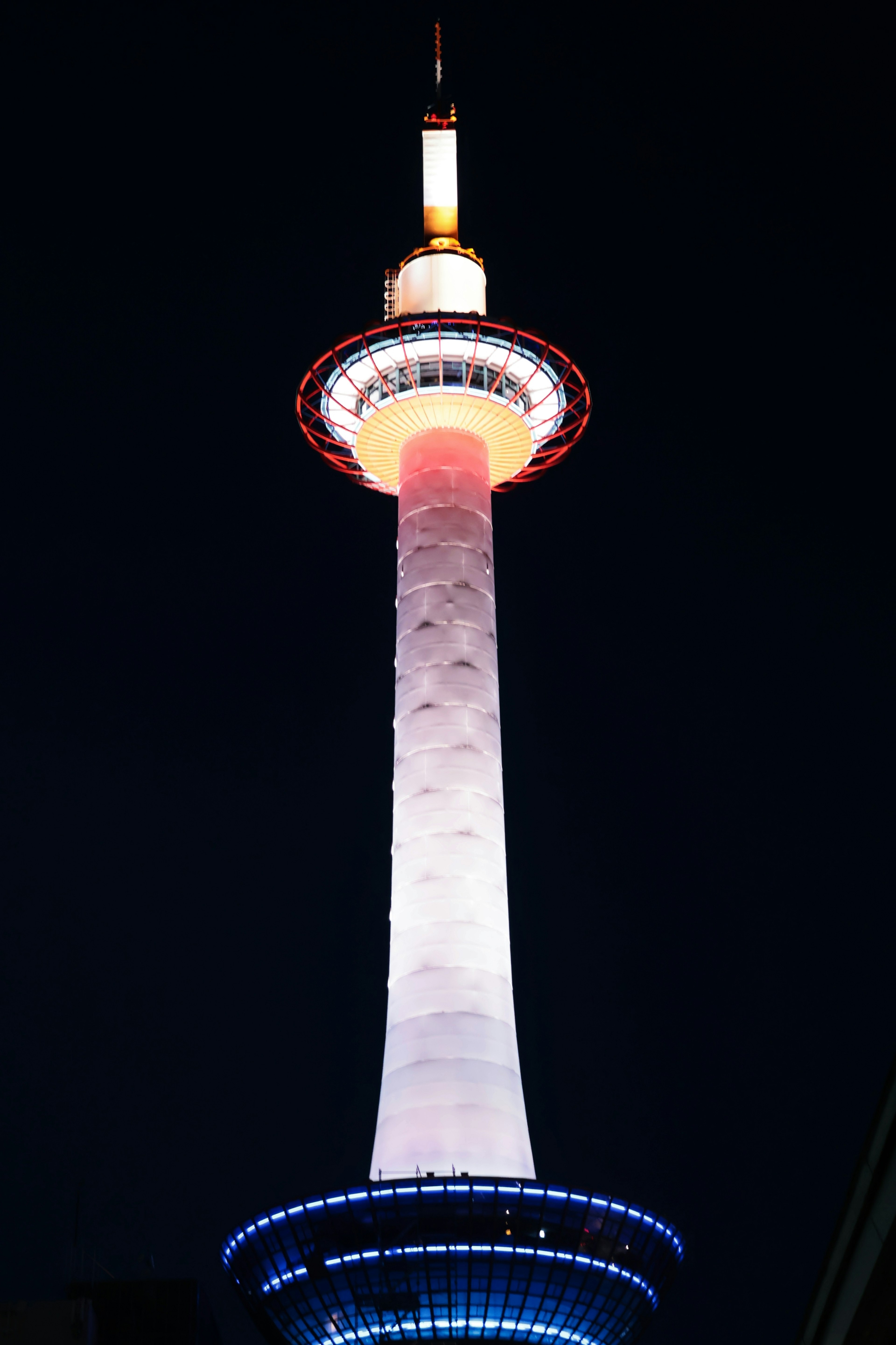 Menara TV Nagoya yang indah diterangi di langit malam