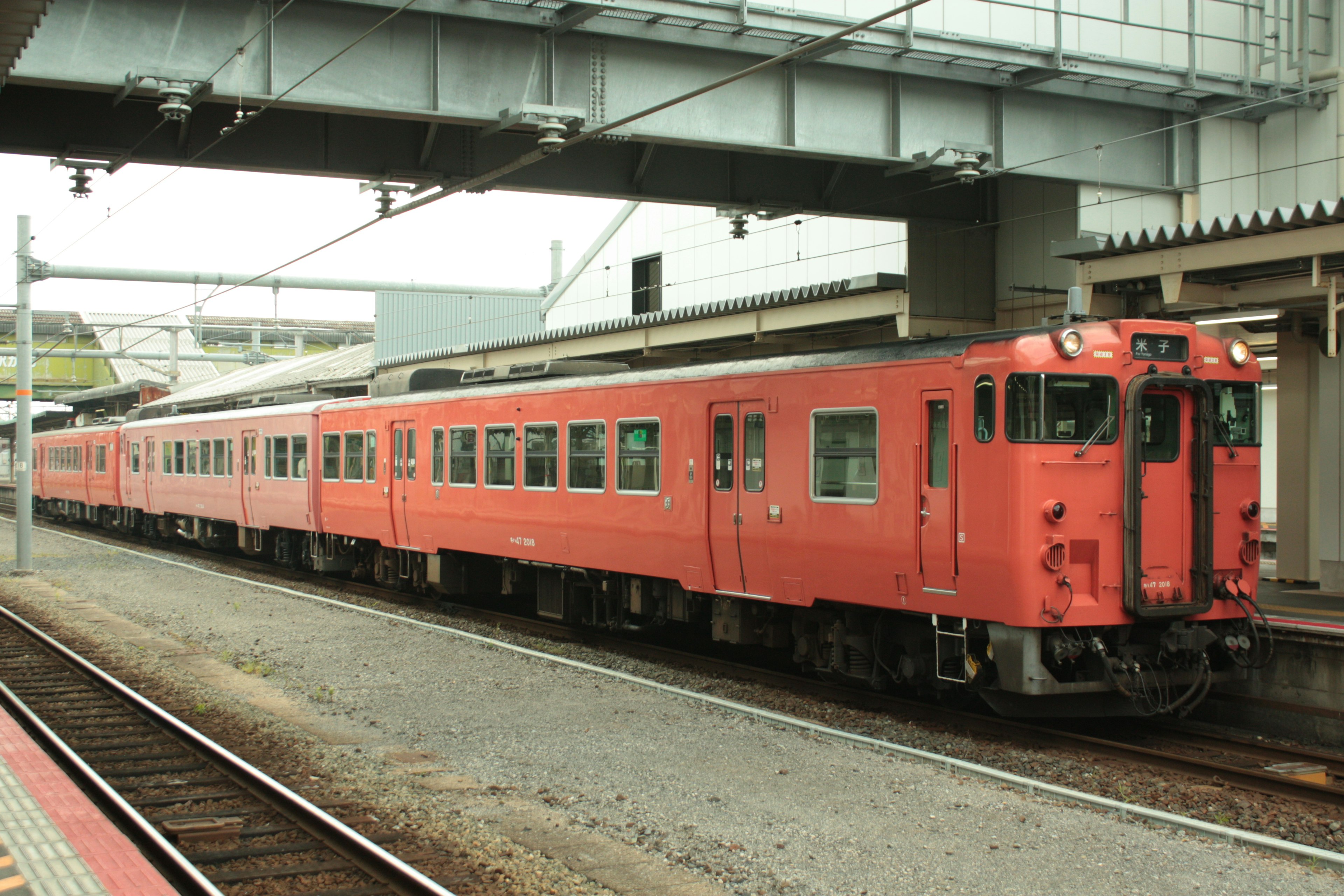 รถไฟสีแดงจอดอยู่ที่สถานี