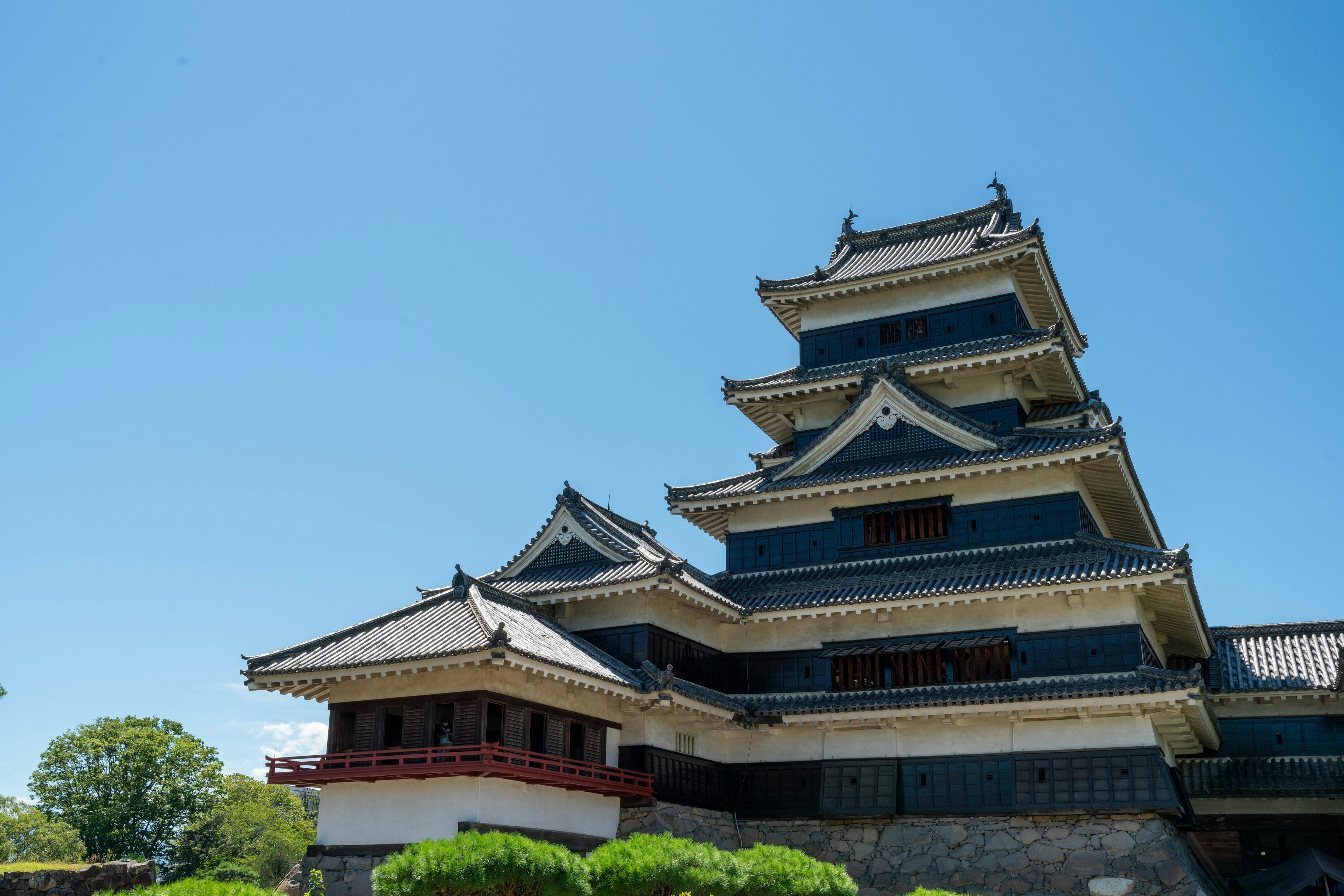 L'esterno bellissimo del castello di Matsumoto contro un cielo blu