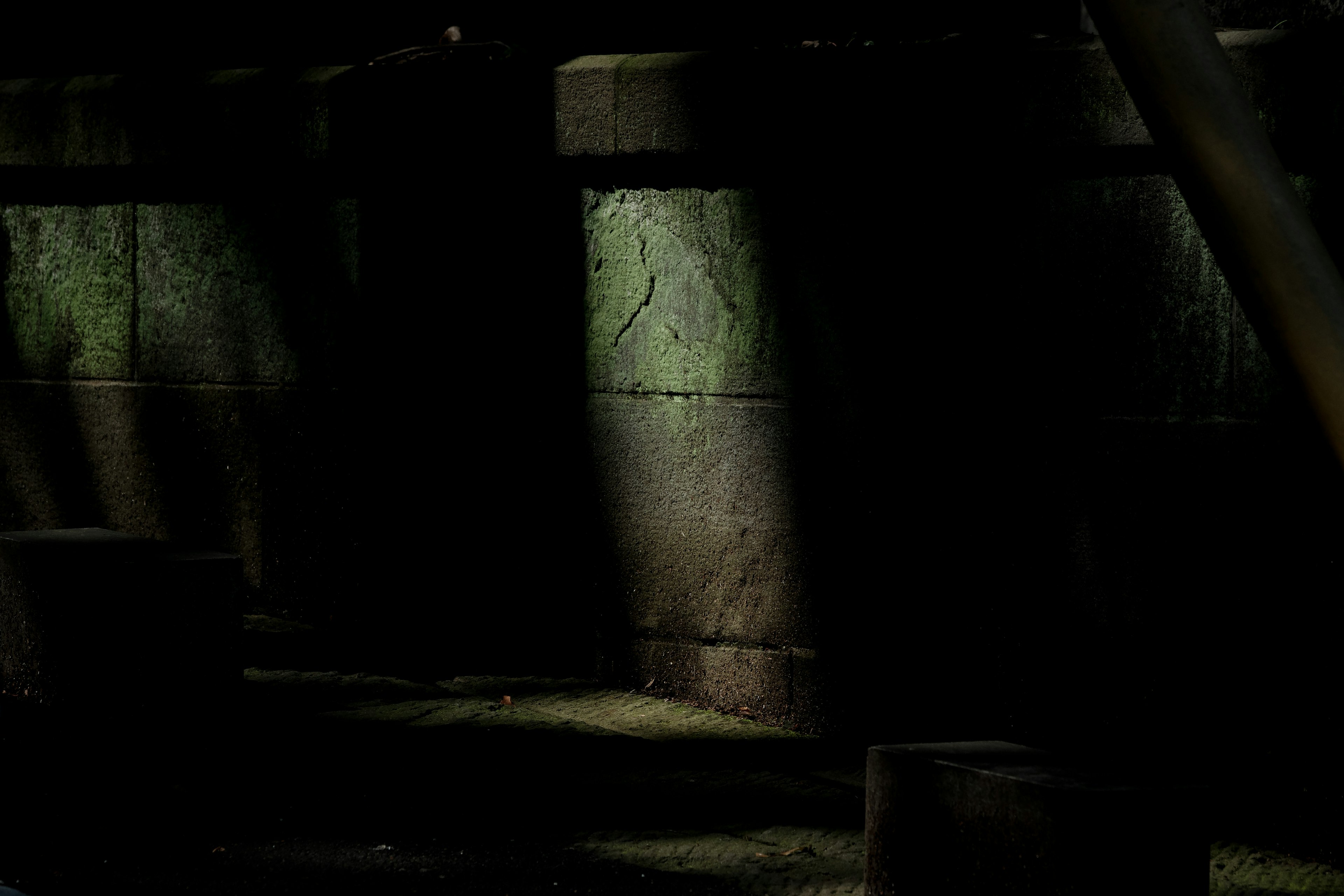 Lumière illuminant des structures en béton dans un environnement sombre