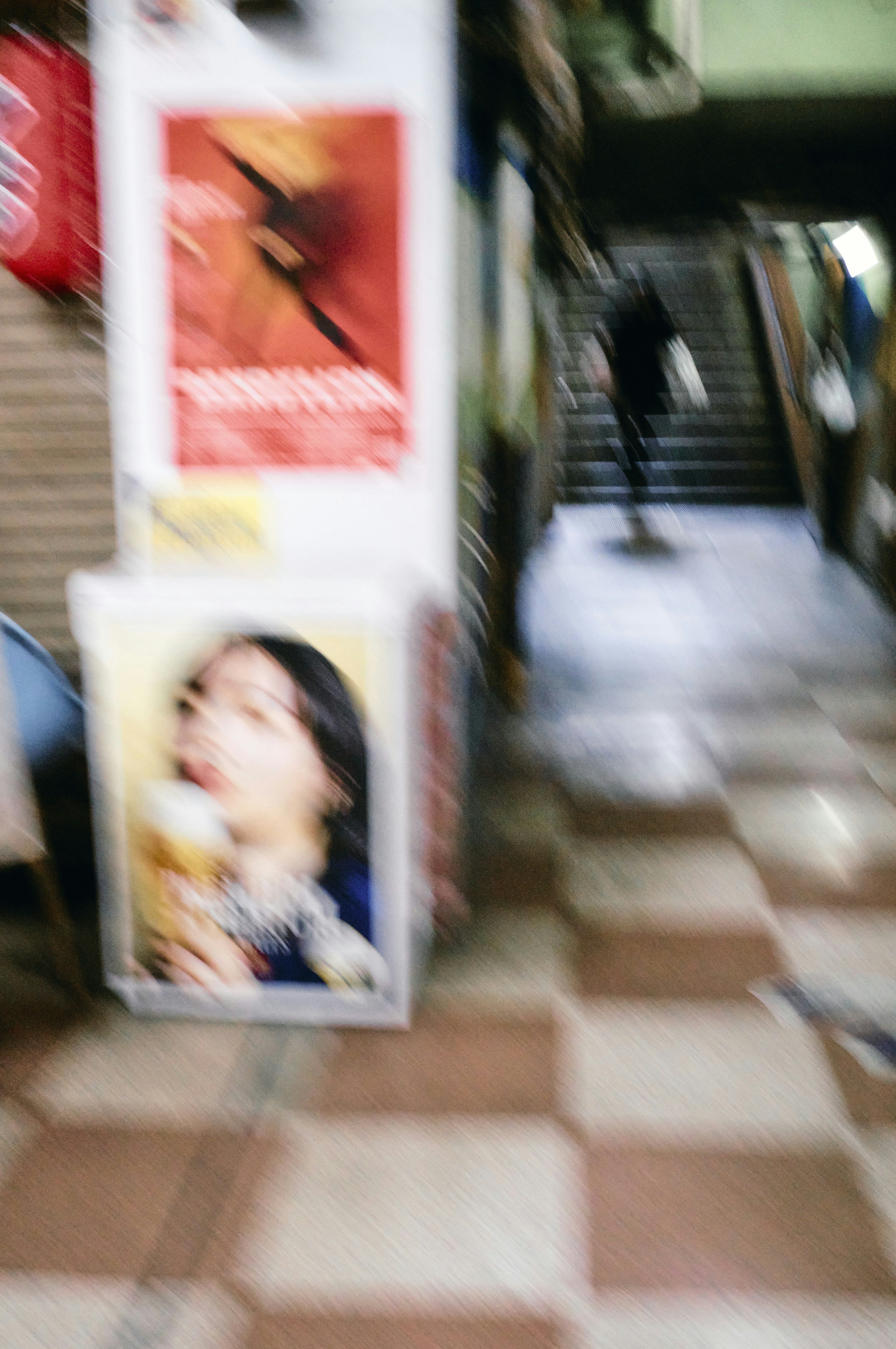 Pasillo borroso con carteles y escaleras al fondo