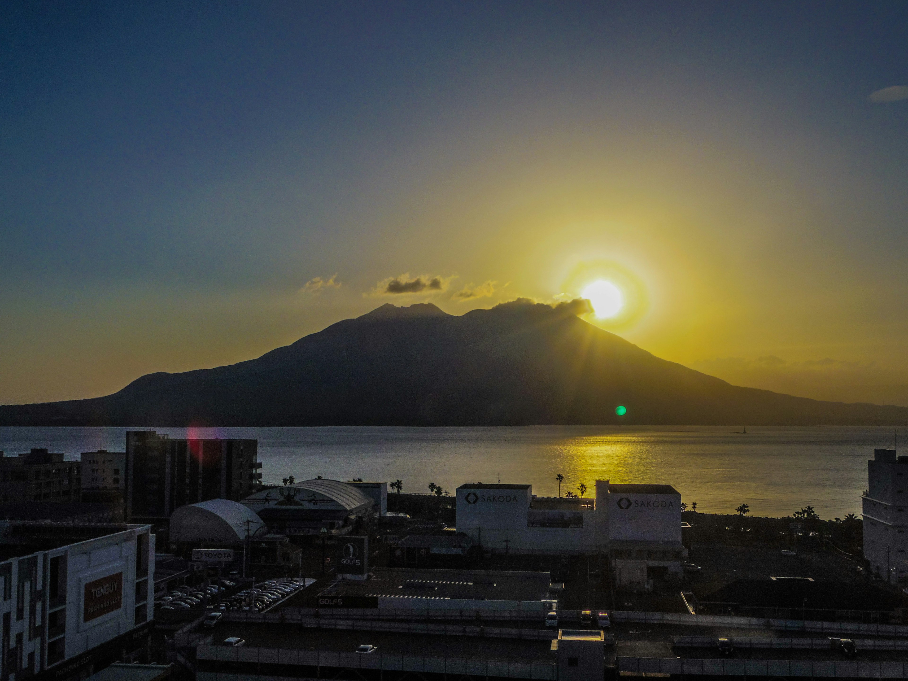 美丽的夕阳在山后落下，俯瞰水域的风景