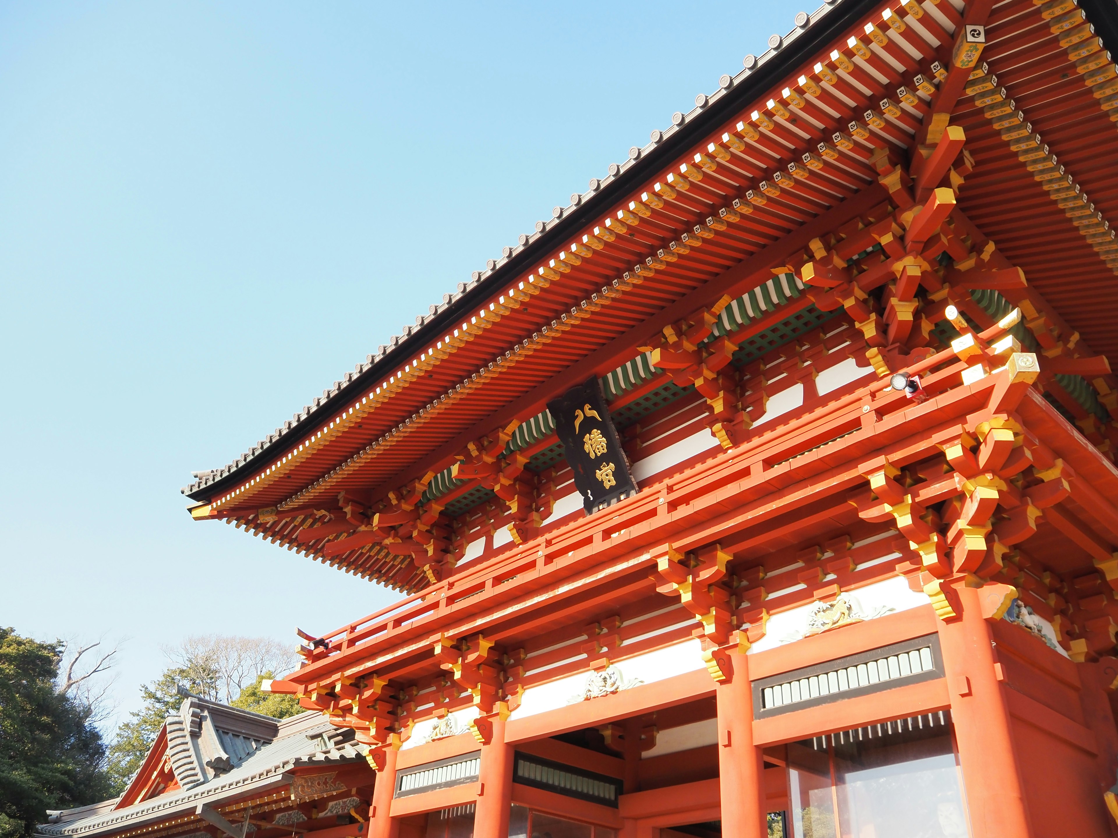 Traditionelle japanische Schreinanlage mit roten Farben kompliziertem Dach und dekorativen Elementen