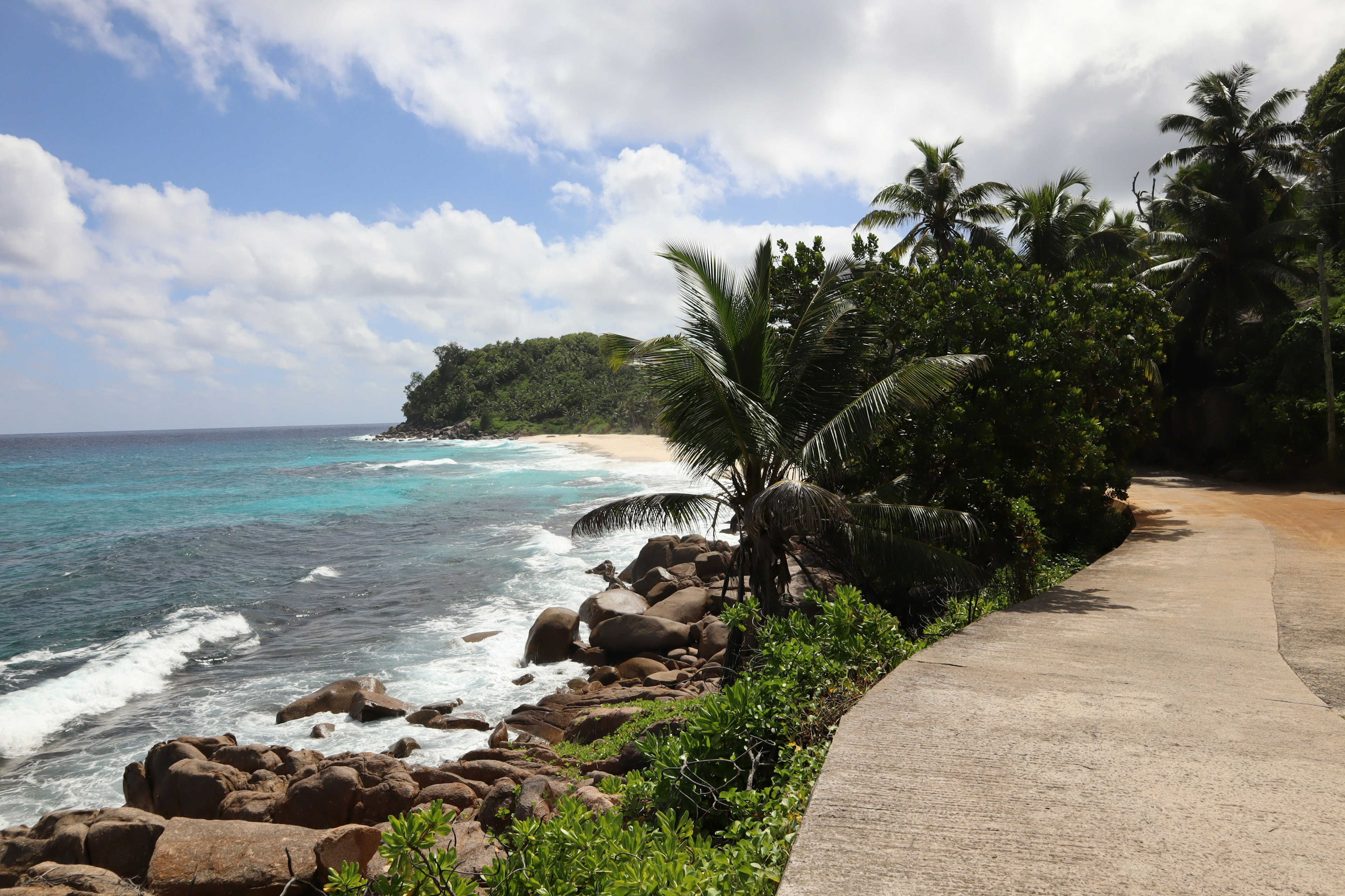 Paesaggio tropicale con una costa rocciosa e cielo blu chiaro