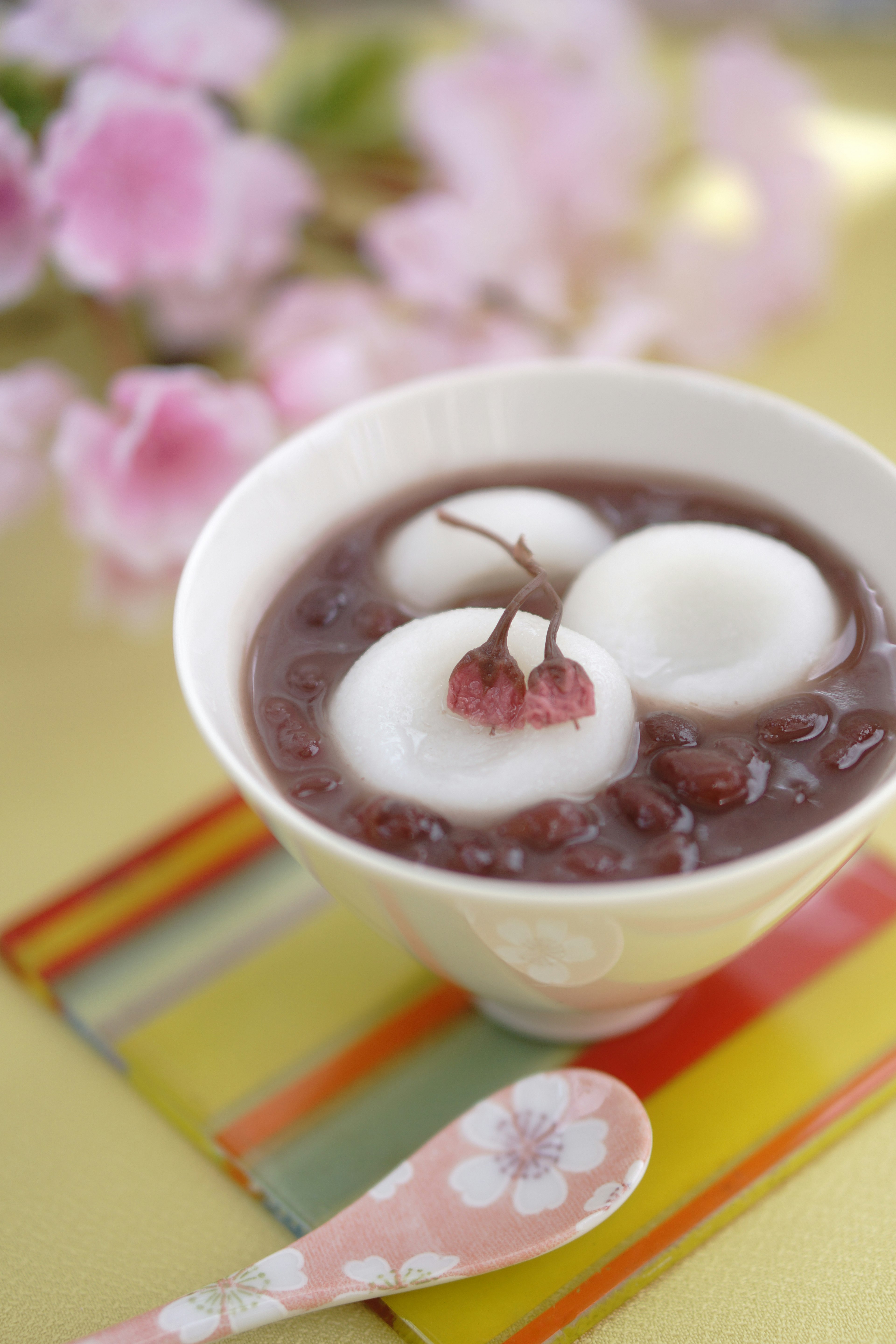 Mangkuk dessert Jepang dengan bola mochi dan pasta kacang merah