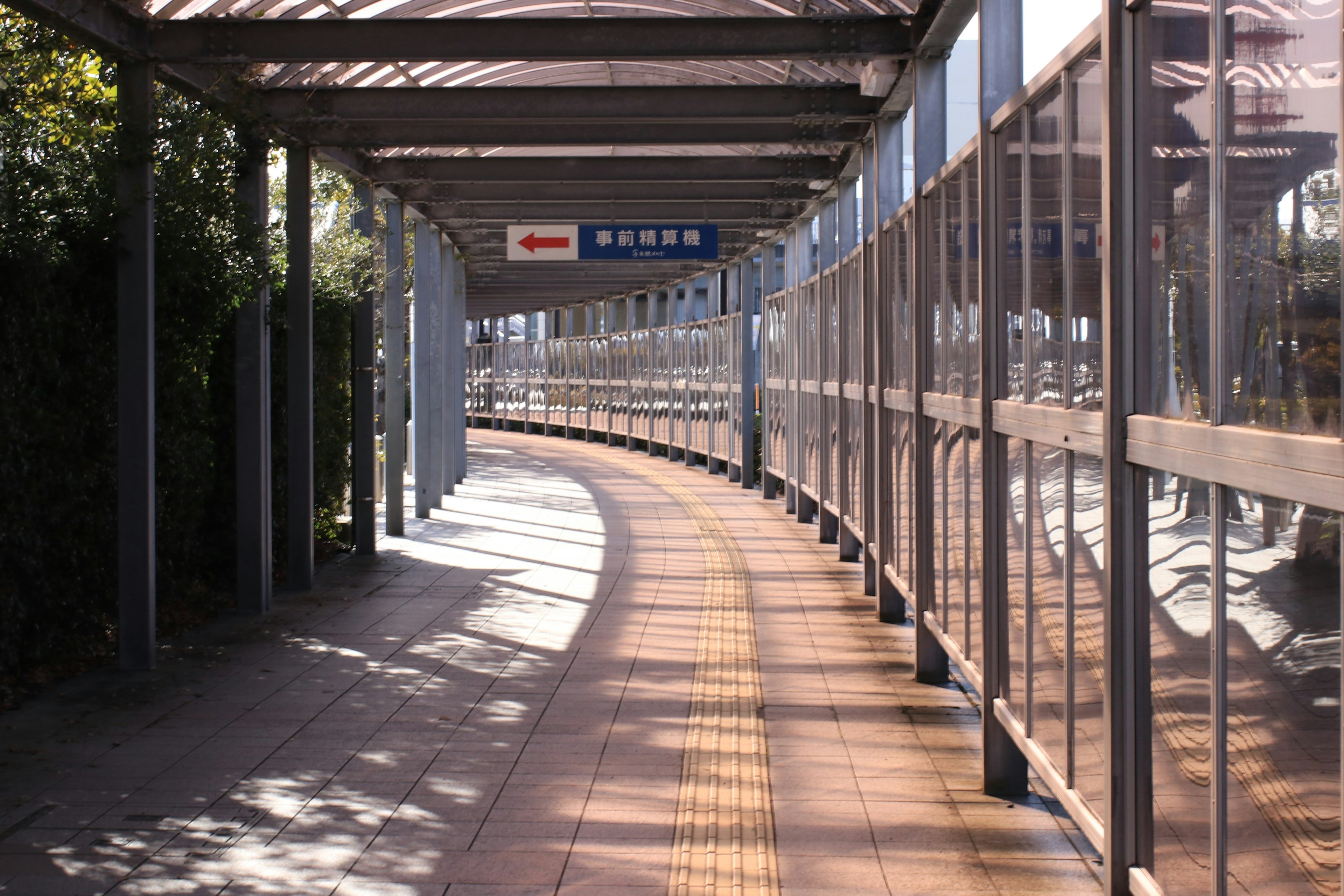 駅の曲がりくねった歩道と透明なガラスの壁