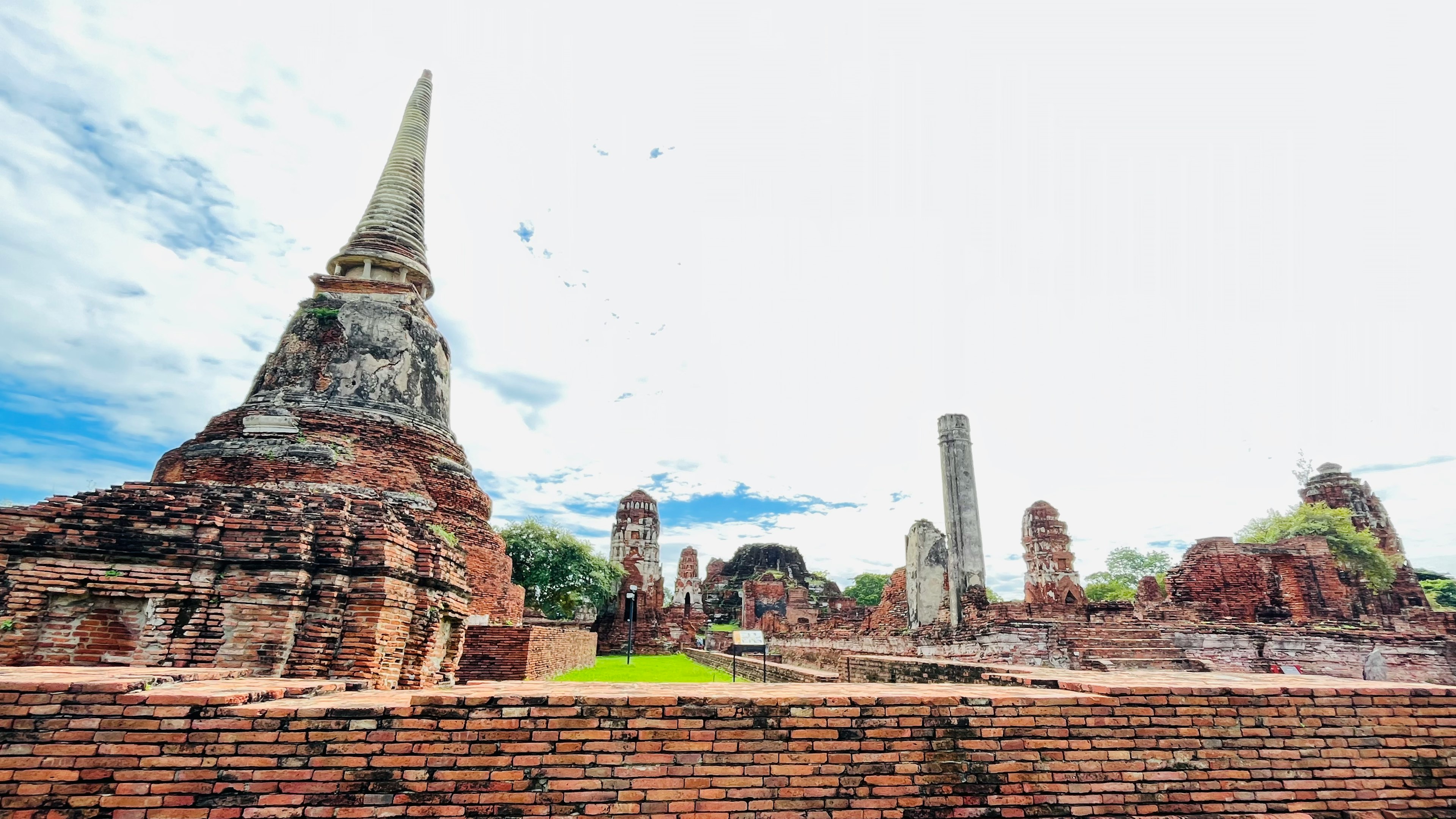 Paisaje de las ruinas históricas de Ayutthaya con estructuras de templos antiguos y agujas