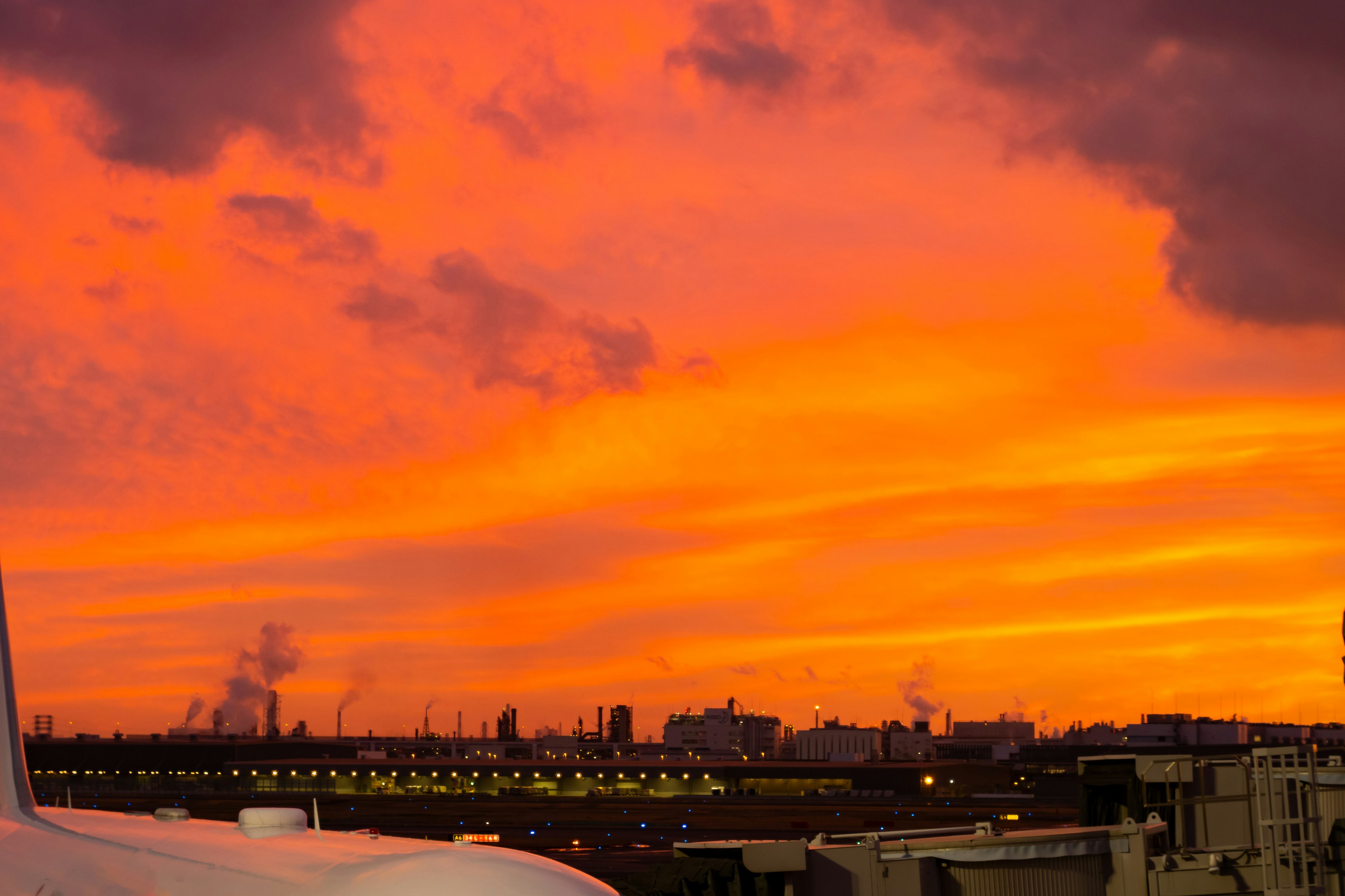 Silhouette eines Industriegebiets vor einem lebhaften Sonnenuntergangshimmel