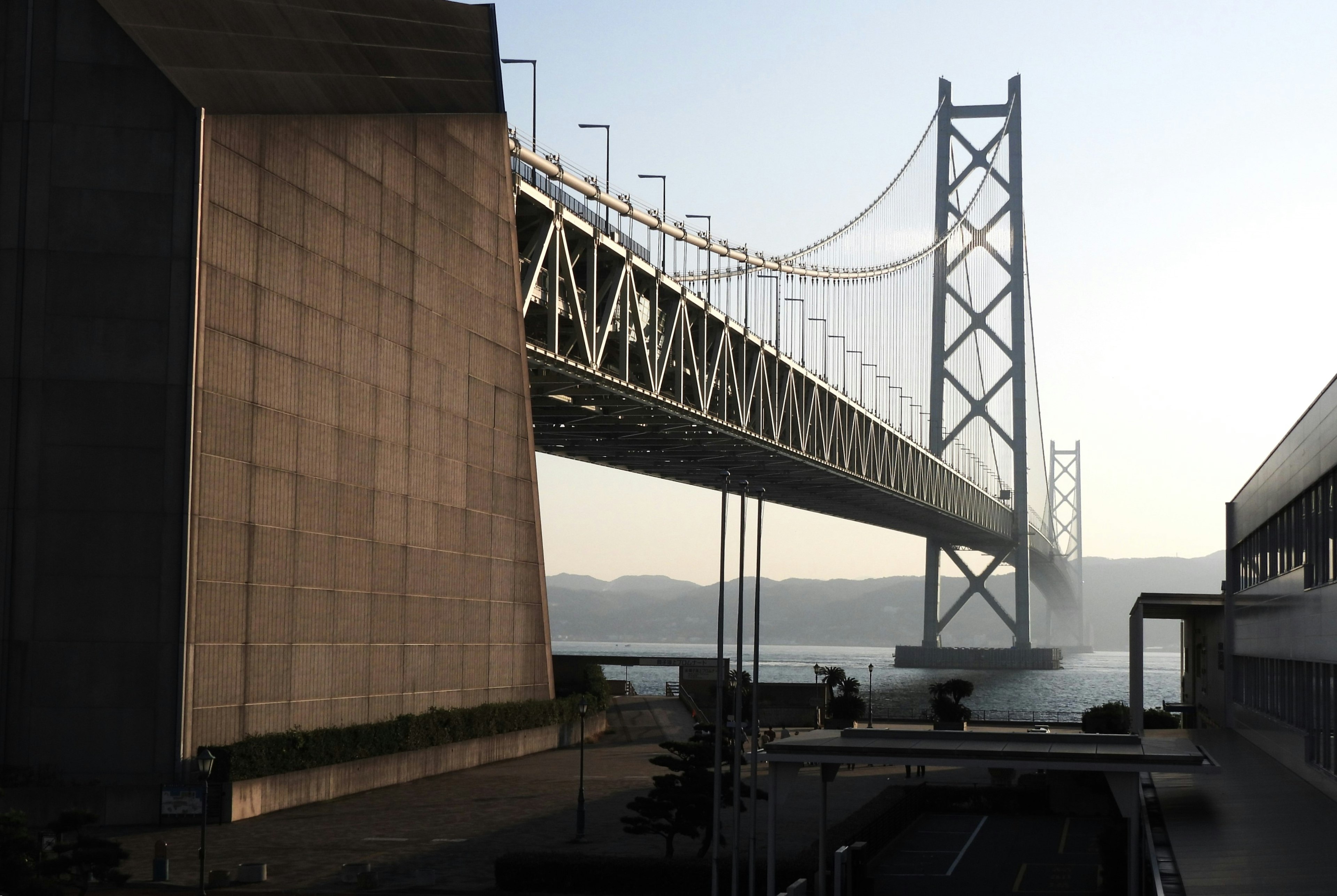 Akashi-Kaikyō-Brücke mit strukturellen Details und Wasserhintergrund