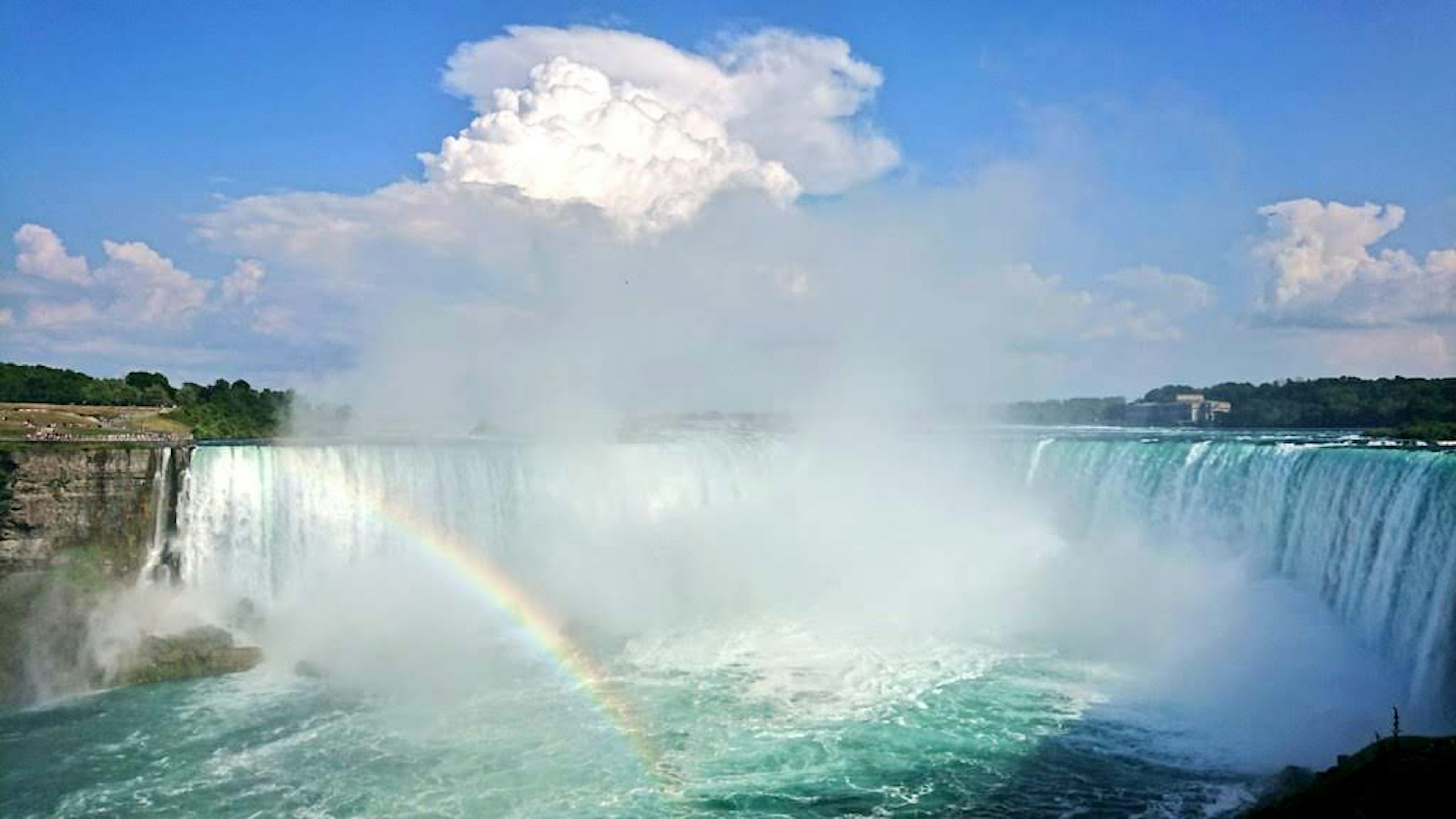 Pemandangan indah Air Terjun Niagara dengan pelangi yang terlihat