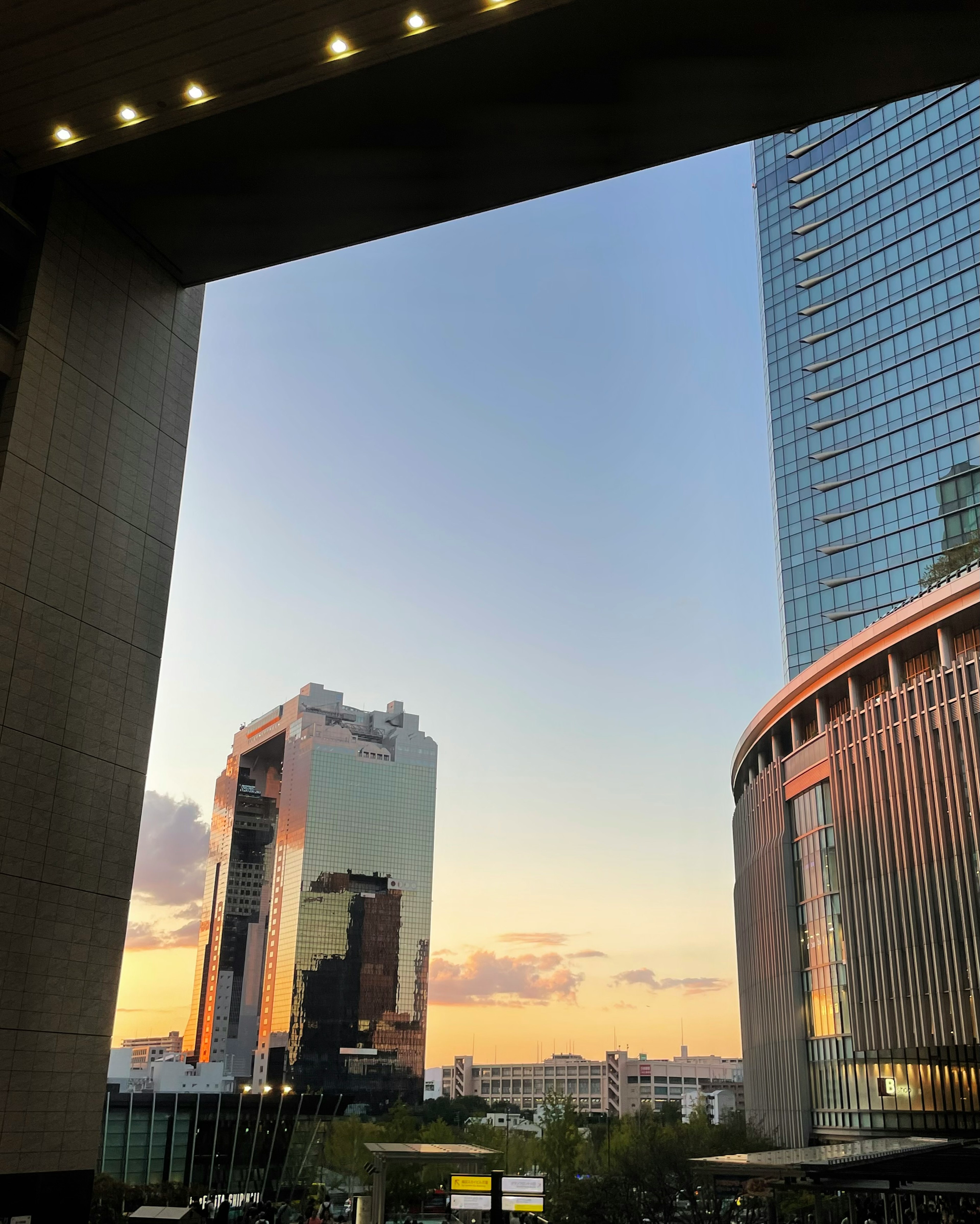 Paisaje urbano con cielo al atardecer y siluetas de edificios