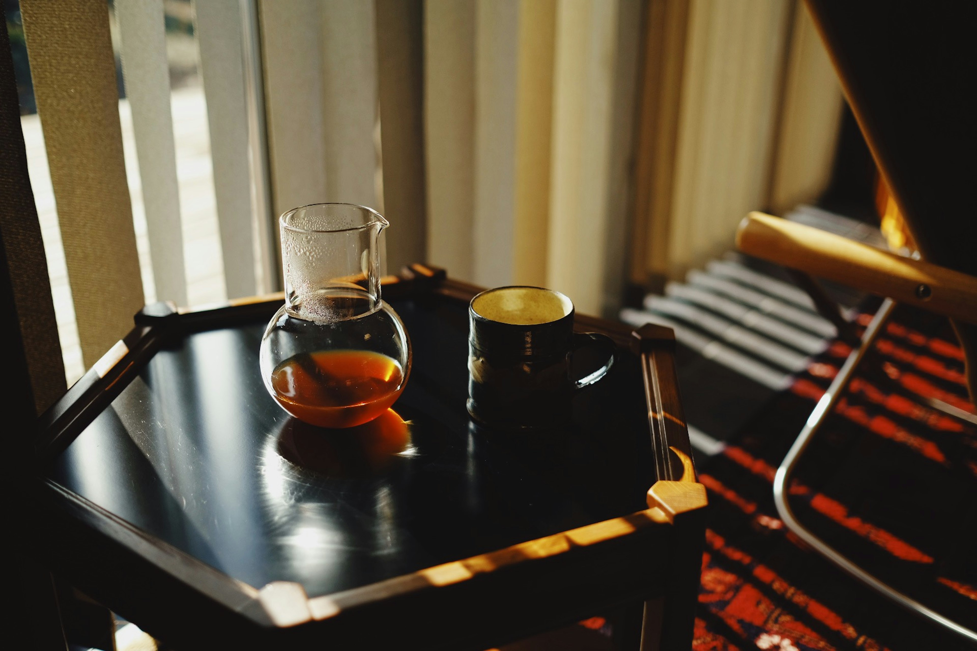 Théière et tasse sur une table avec la lumière du soleil dans un coin confortable