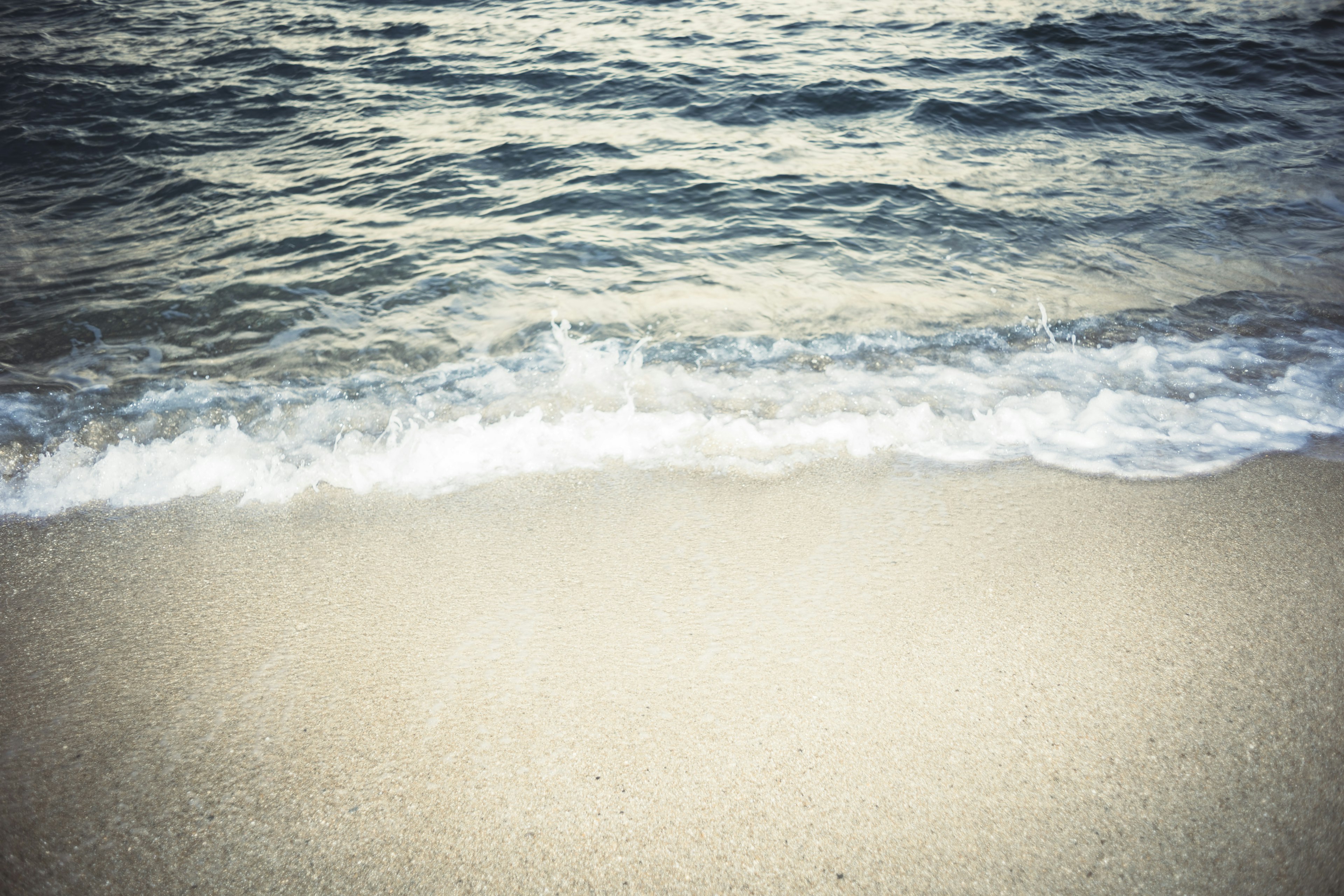 คลื่นนุ่มที่กระทบชายหาดทราย