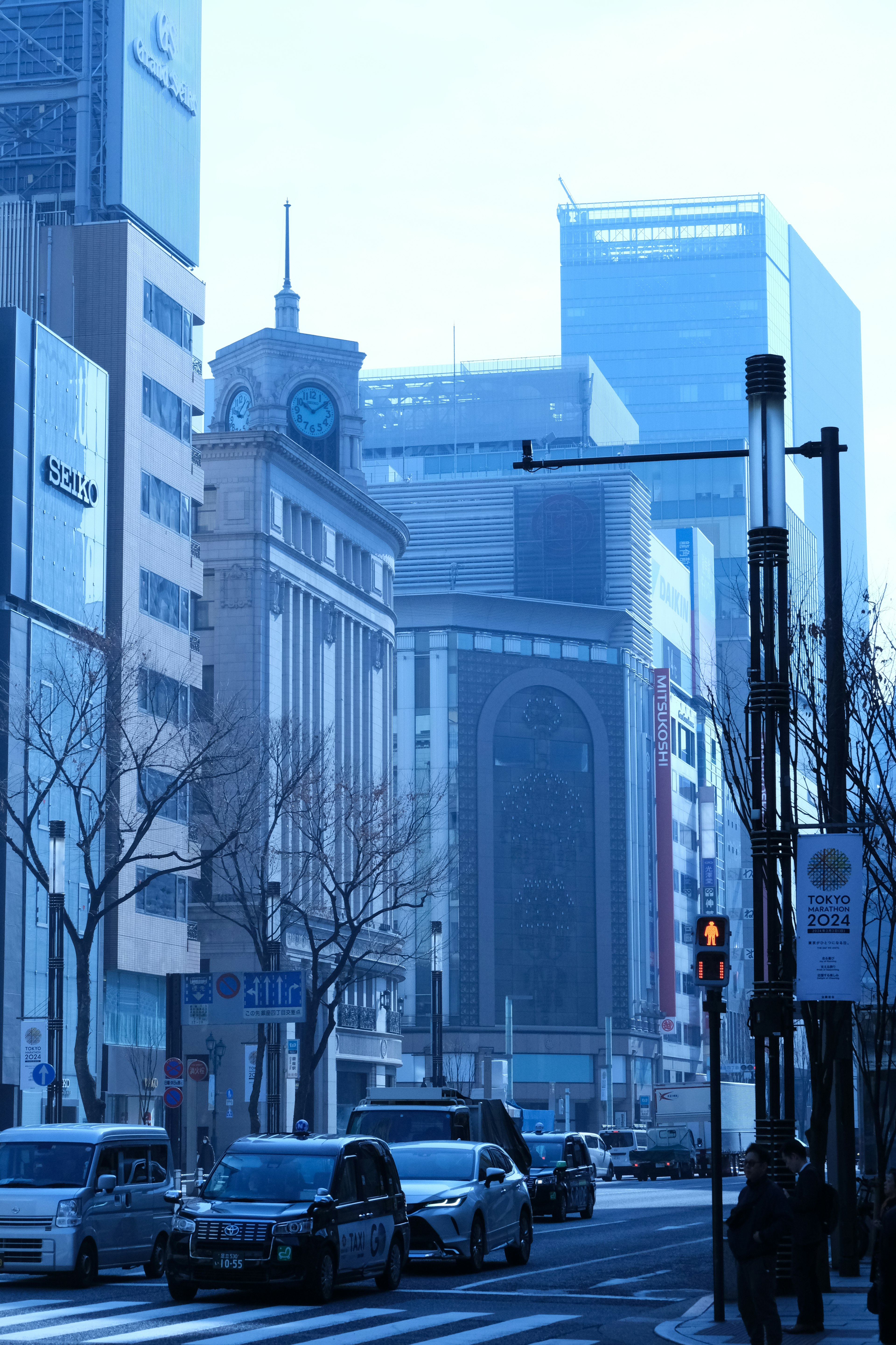 Stadtstraßenszene mit blauen Tönen, Autos und Gebäuden