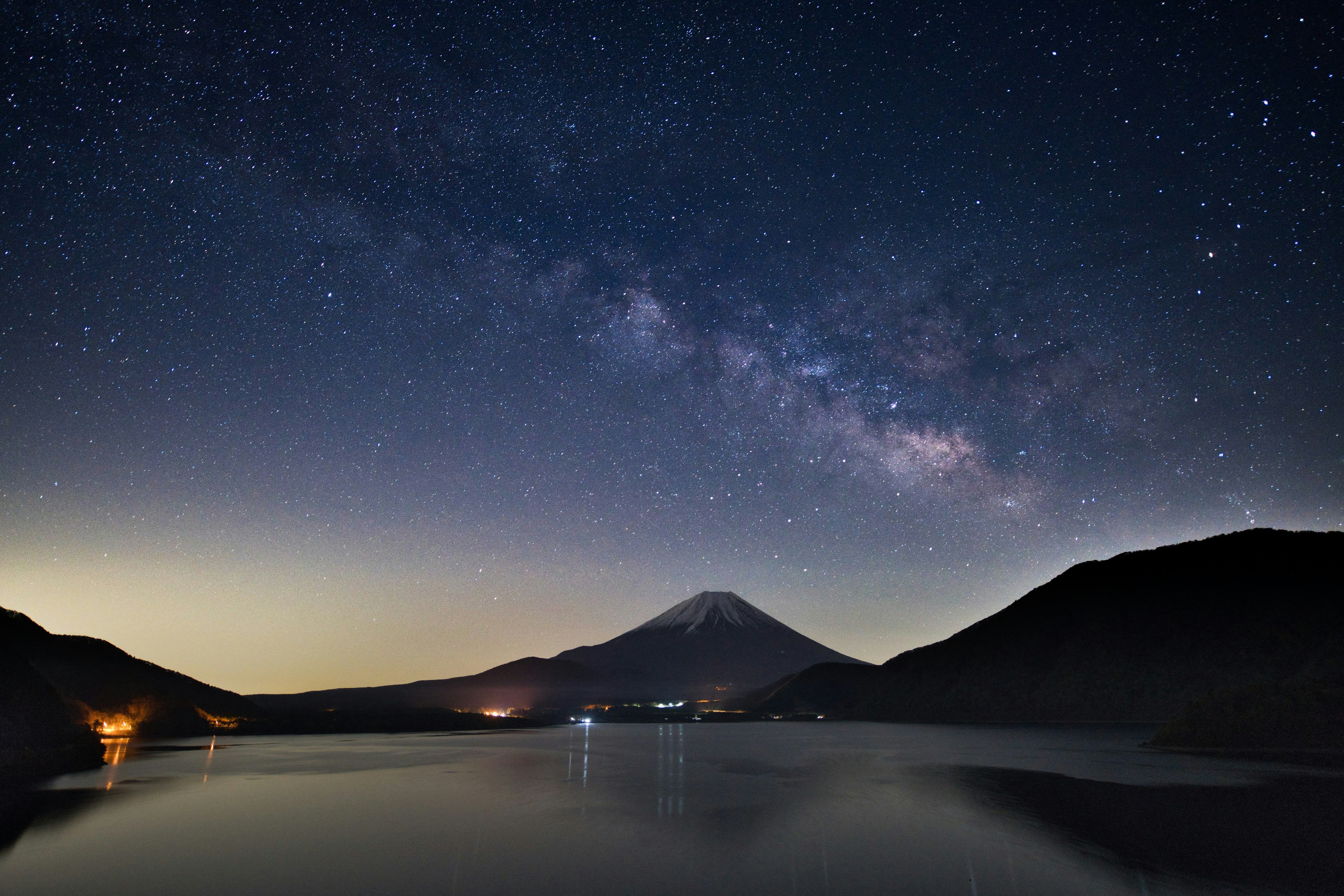 Impresionante vista del monte Fuji y el lago bajo un cielo estrellado