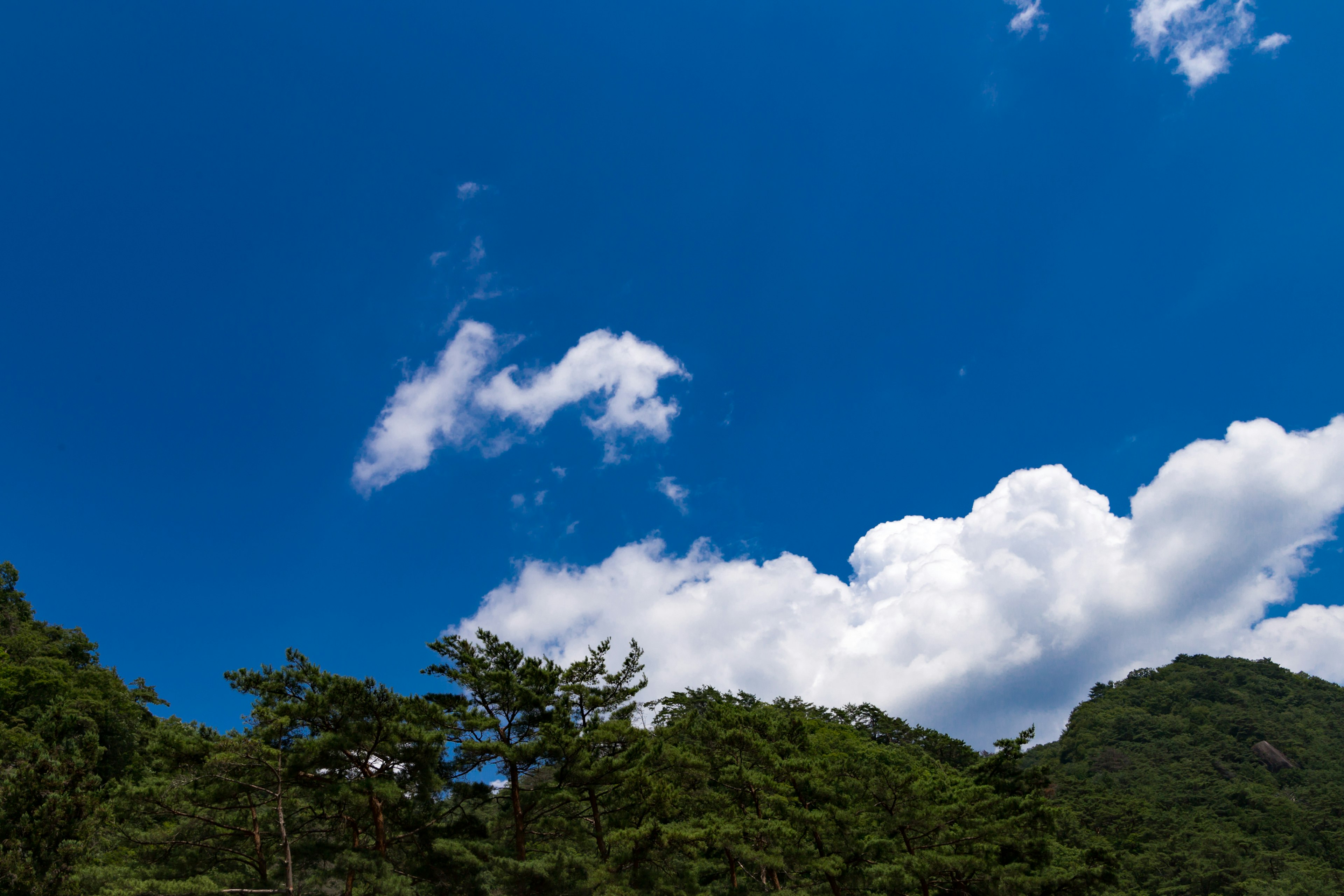 Berglandschaft mit klarem blauen Himmel und weißen Wolken