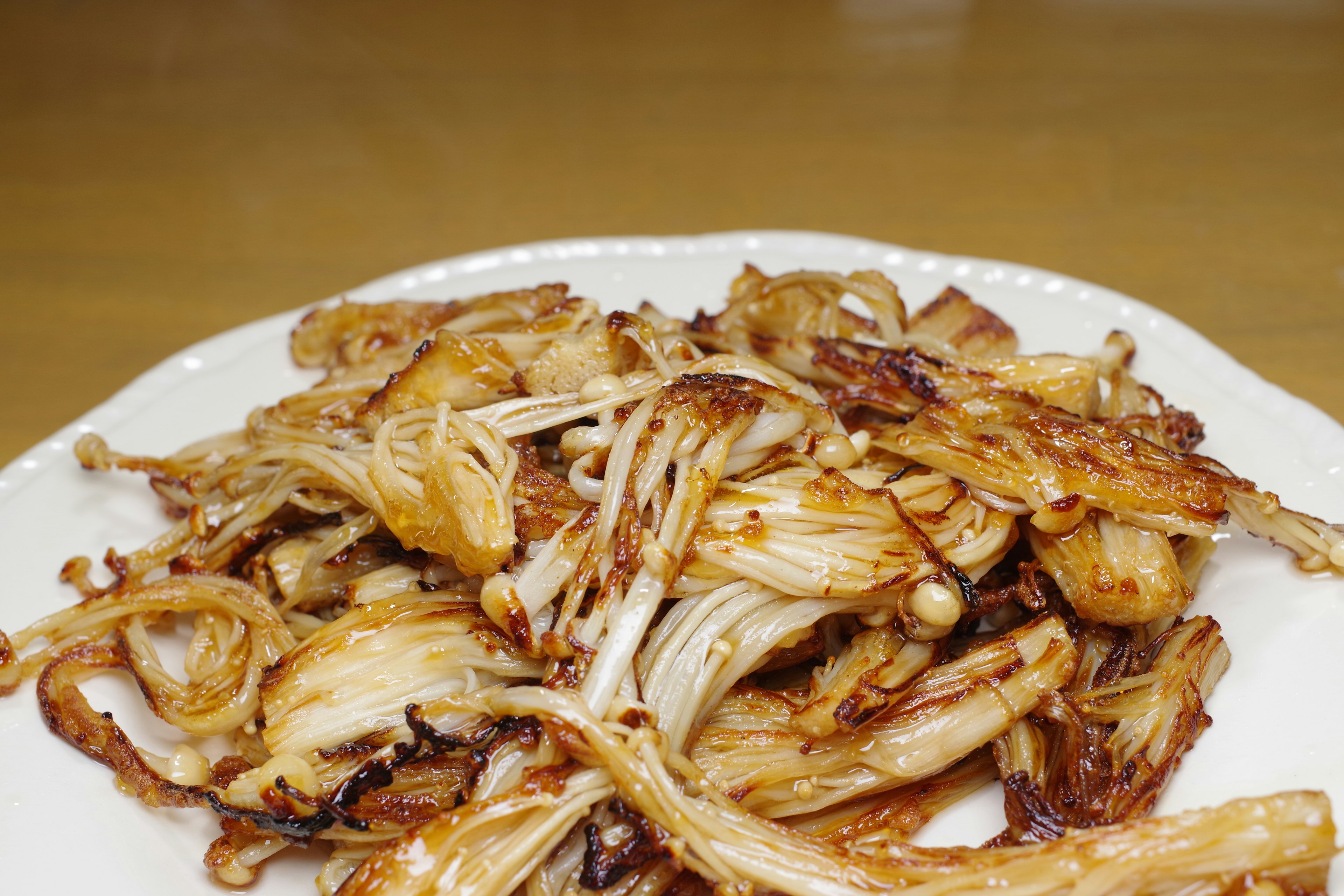 Gebratene Enoki-Pilze mit goldbrauner Farbe