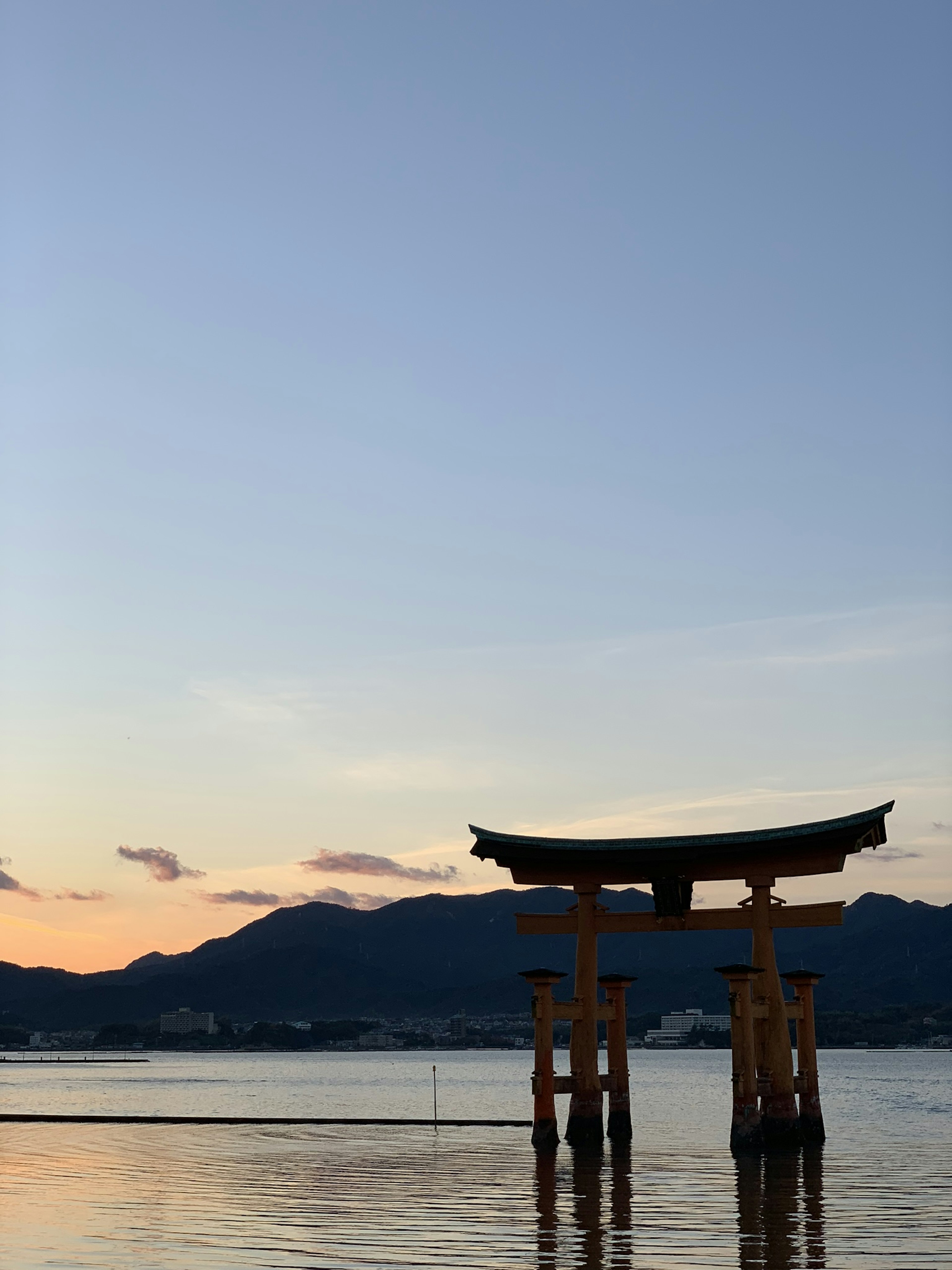 Torii al atardecer con aguas tranquilas