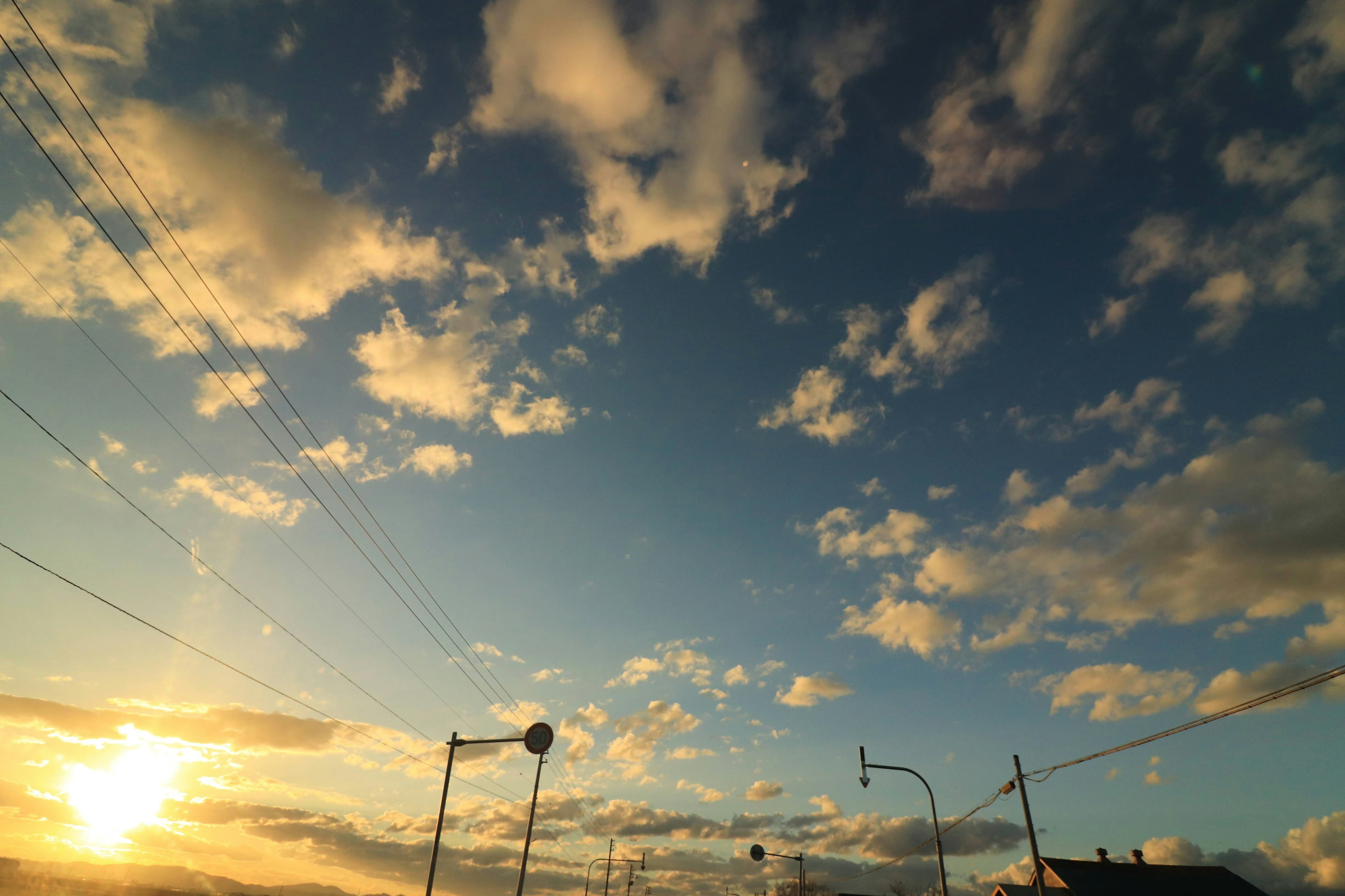 Cielo con nubes y atardecer