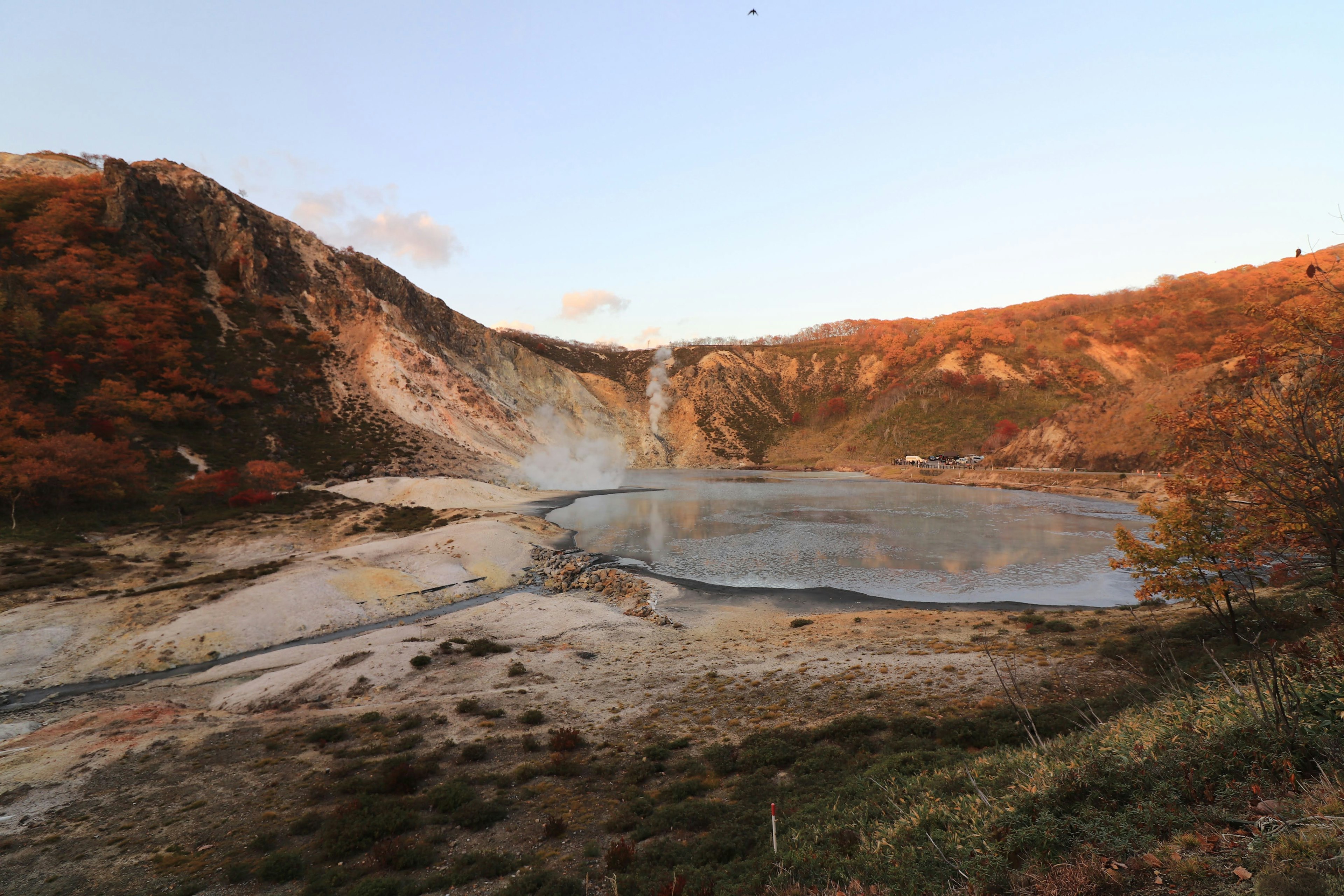 Vue pittoresque d'un cratère volcanique avec une source chaude