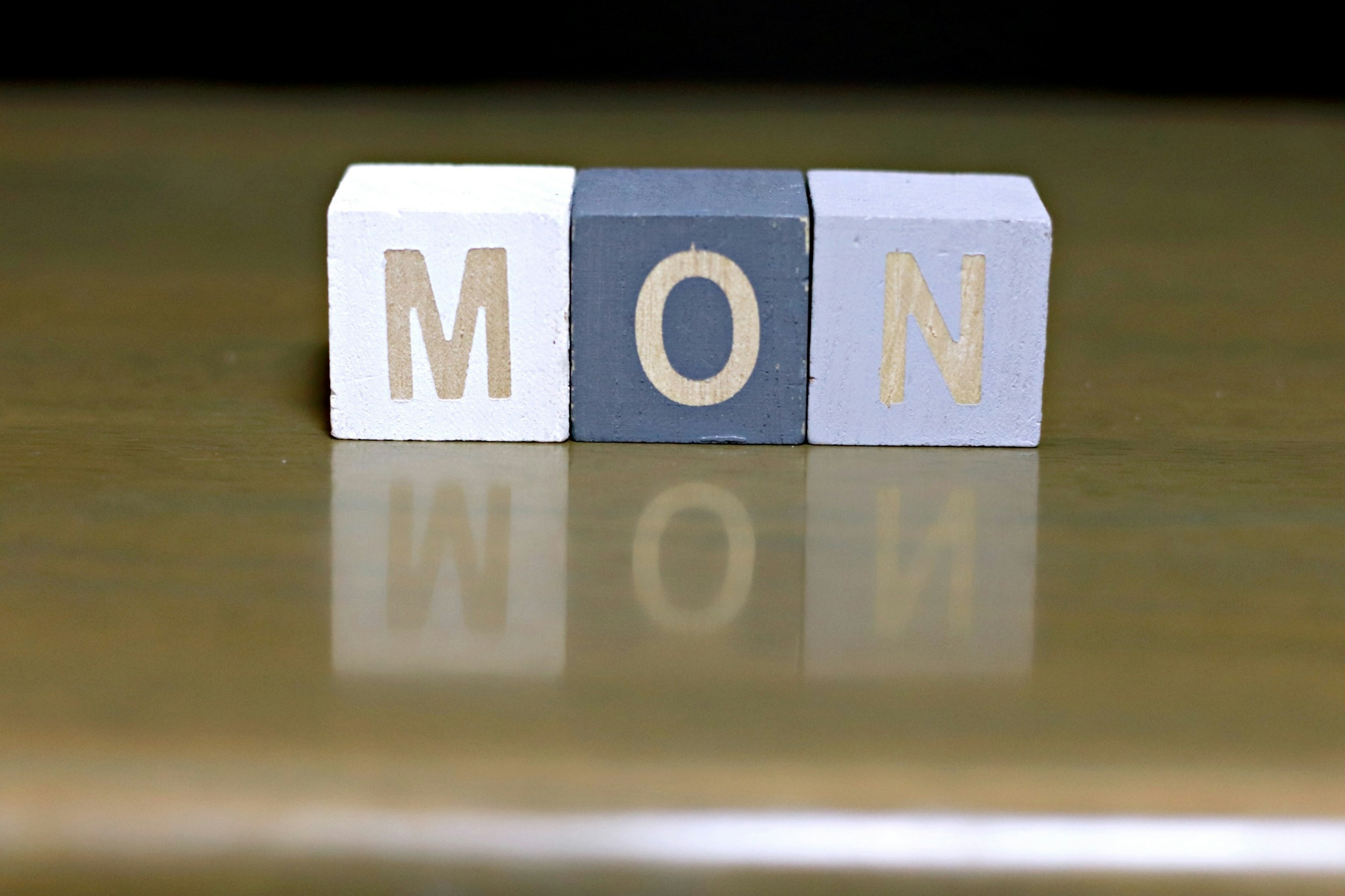 Blocchi che mostrano le lettere MON in bianco, grigio e blu chiaro