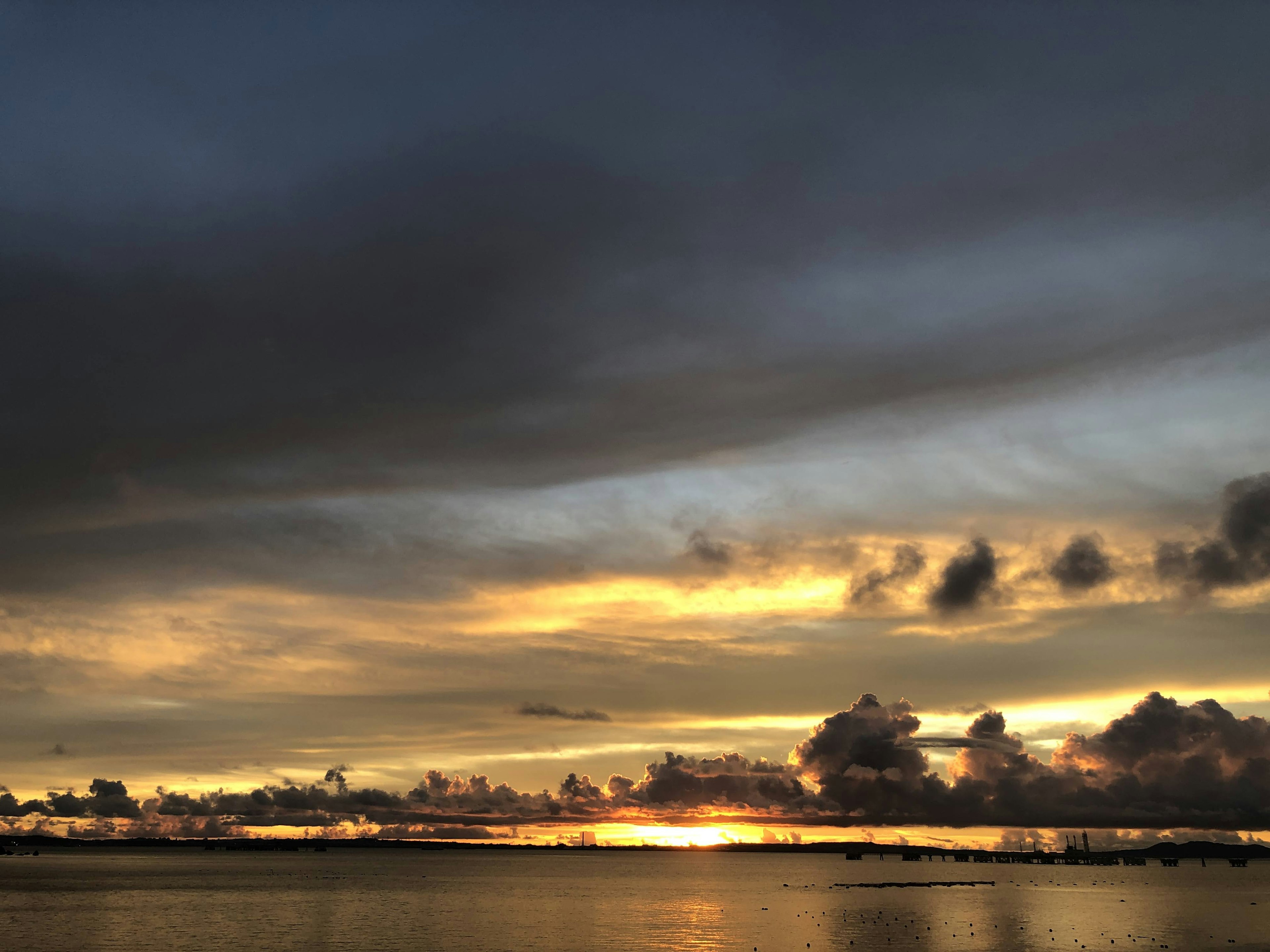 Une vue scénique de la mer et du ciel au coucher du soleil