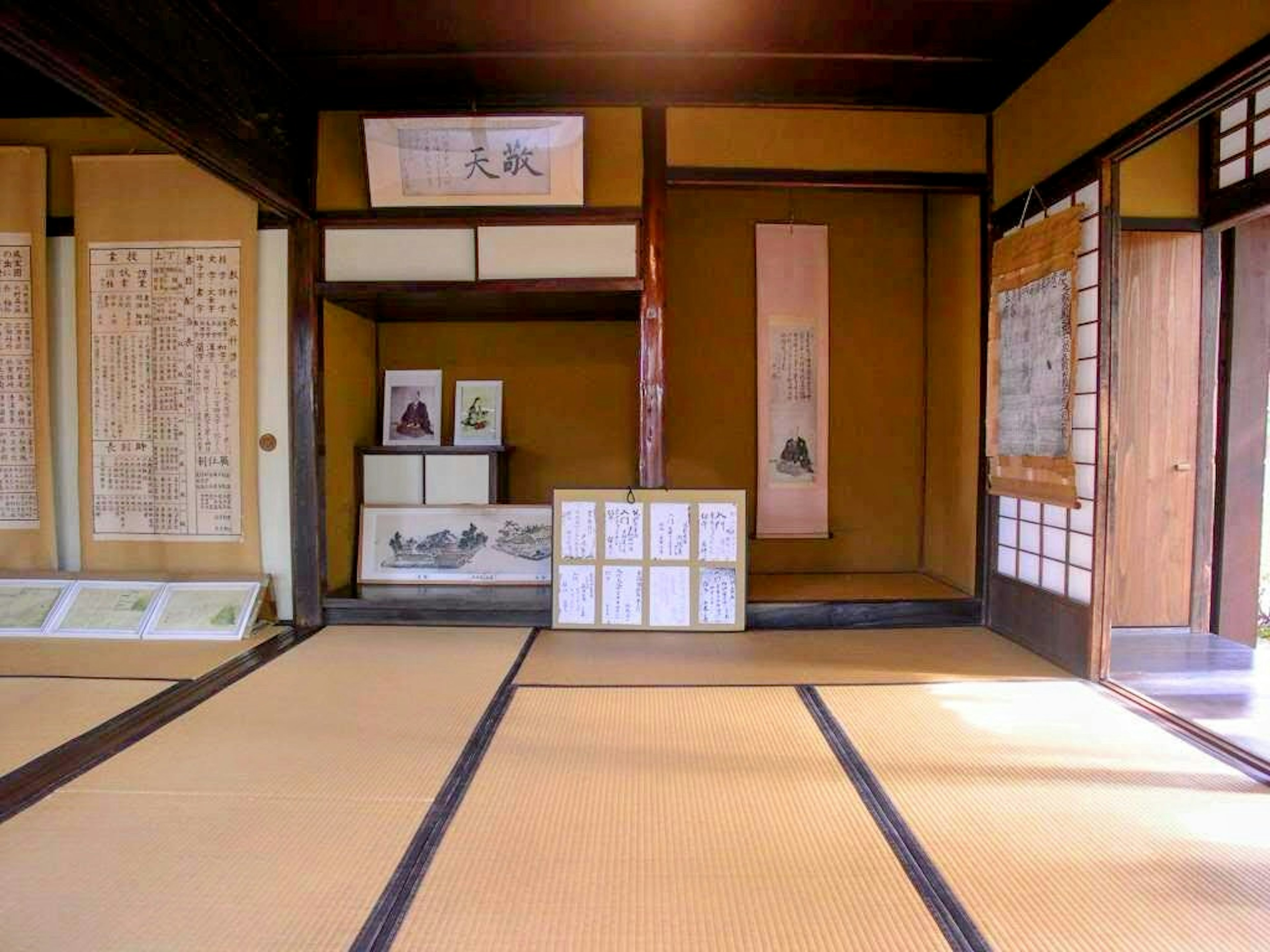 Stanza giapponese tradizionale con pavimento in tatami, arte murale, ripiani e design minimalista