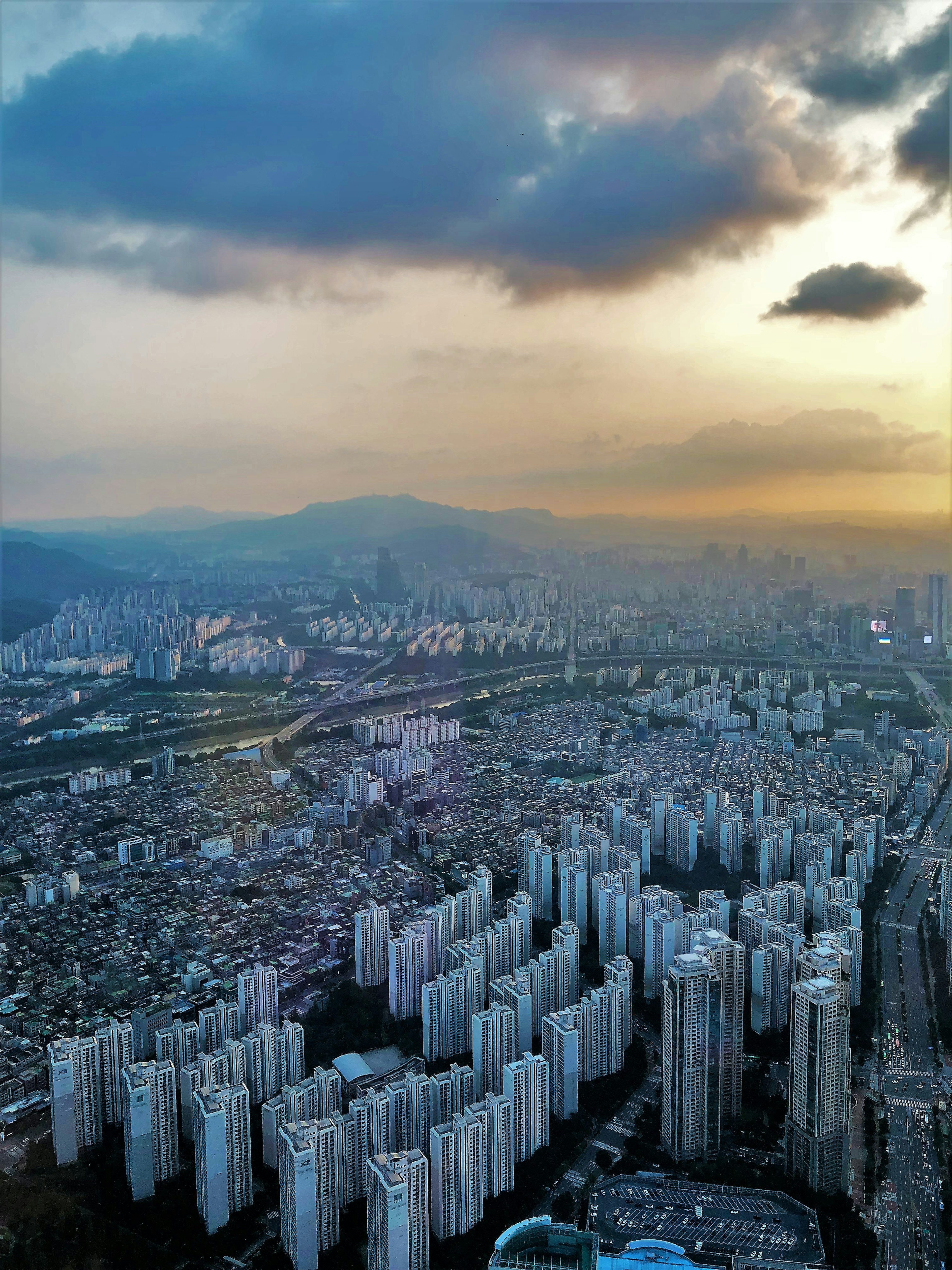 Vista aérea de rascacielos y paisaje urbano en expansión al atardecer