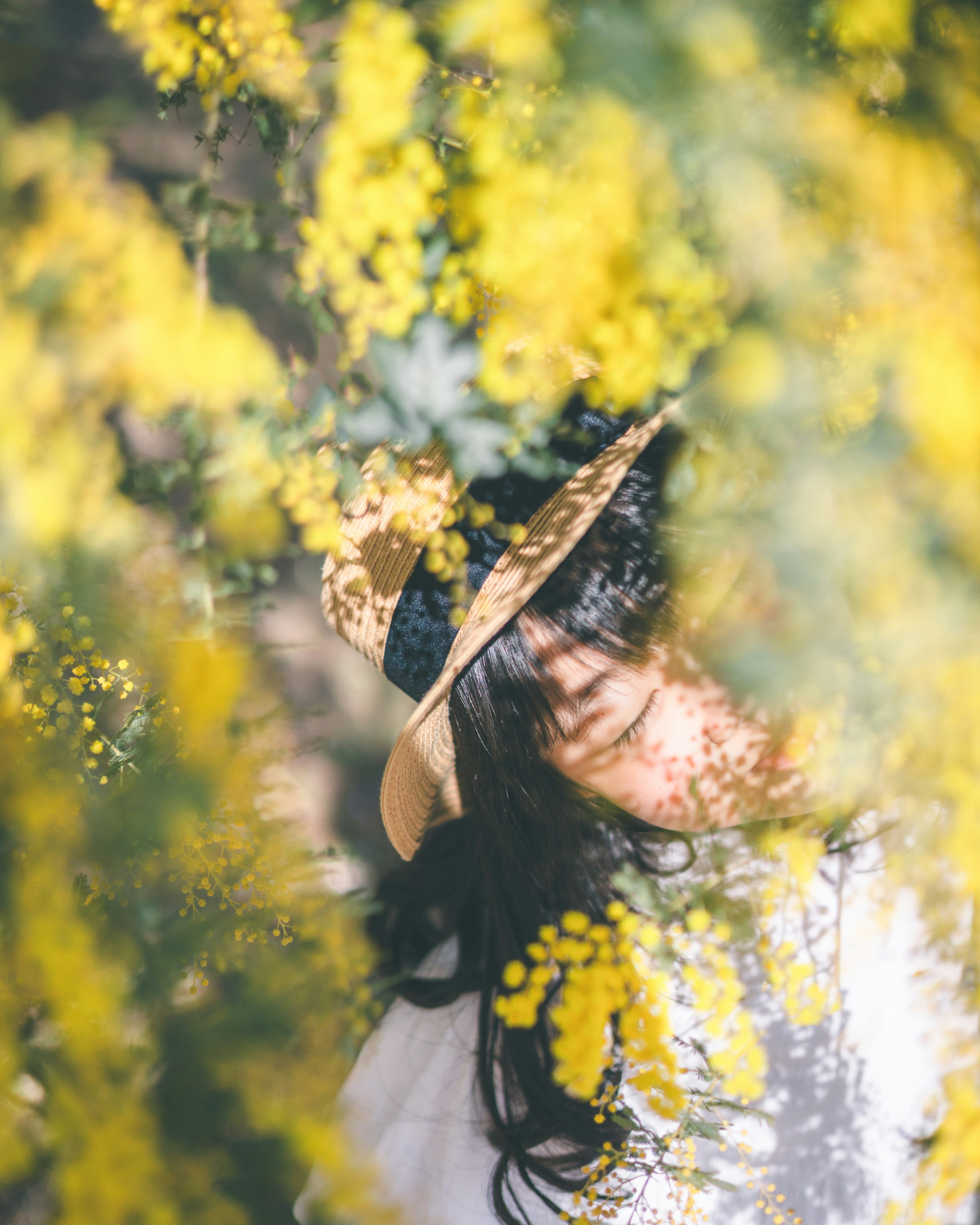 黄色の花に囲まれた女性のポートレート