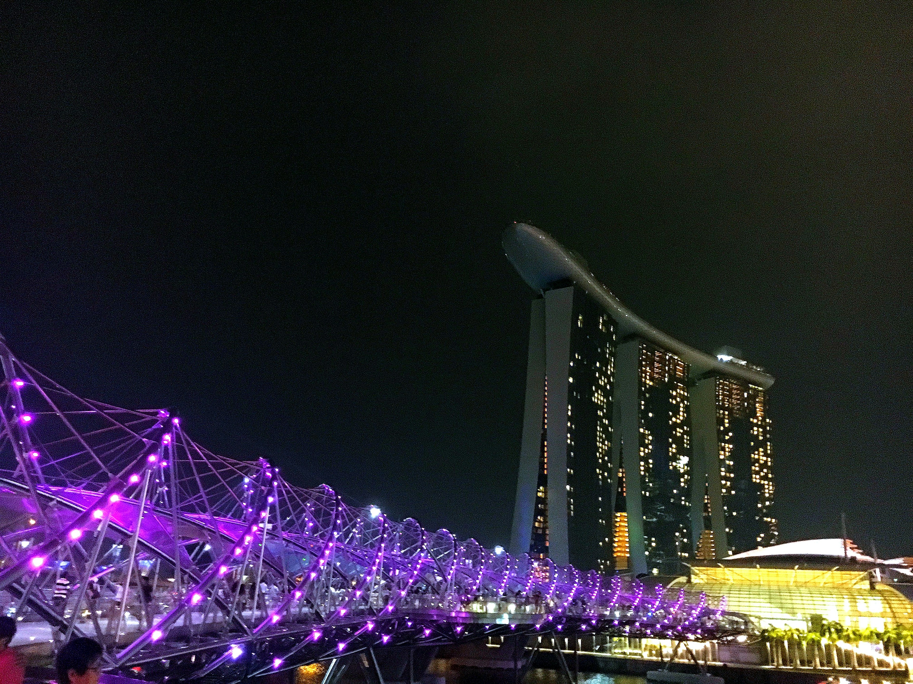 夜のシンガポールのヘリックス橋とマリーナベイサンズの風景