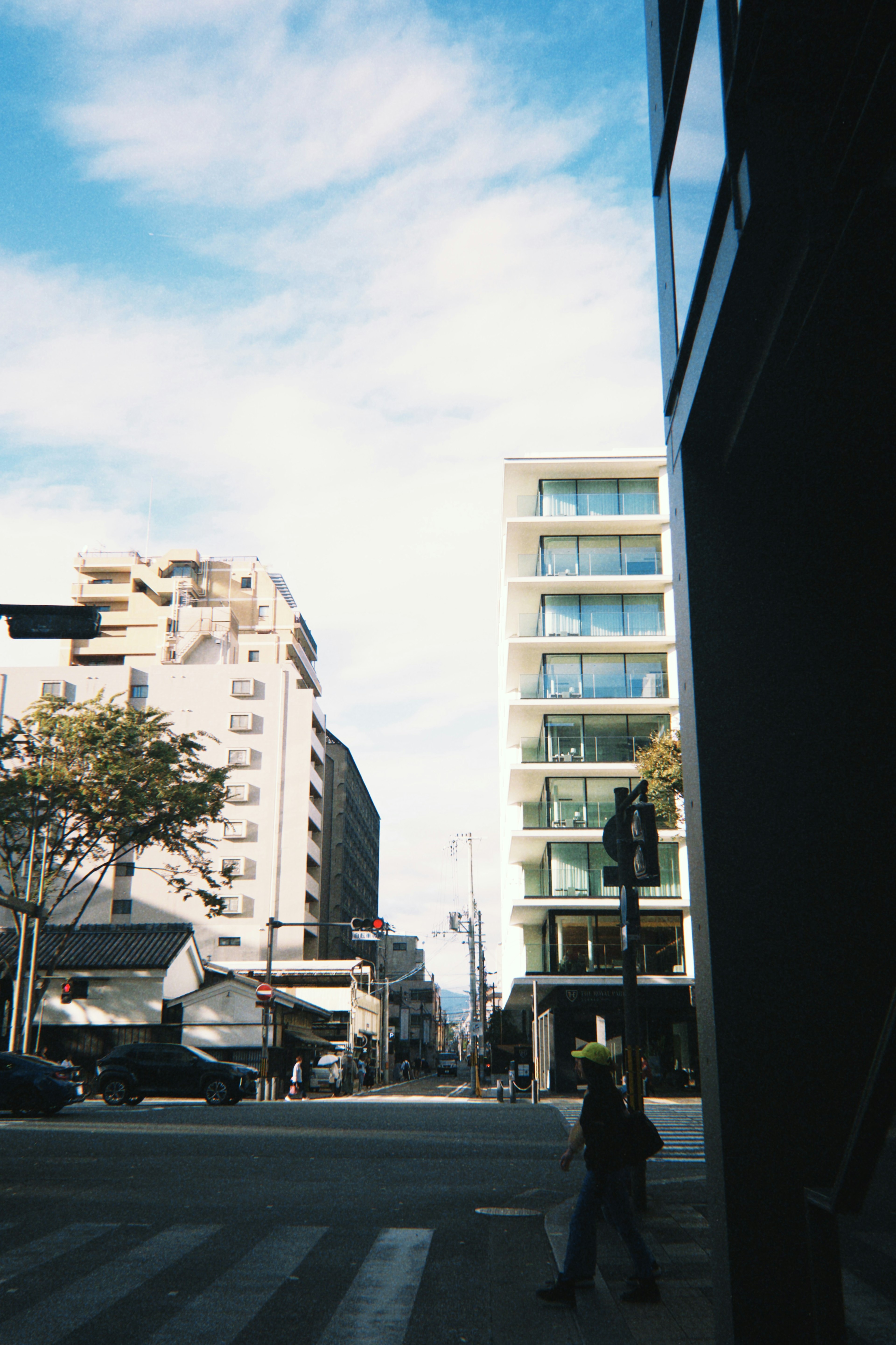 Paisaje urbano con edificios altos y cielo azul