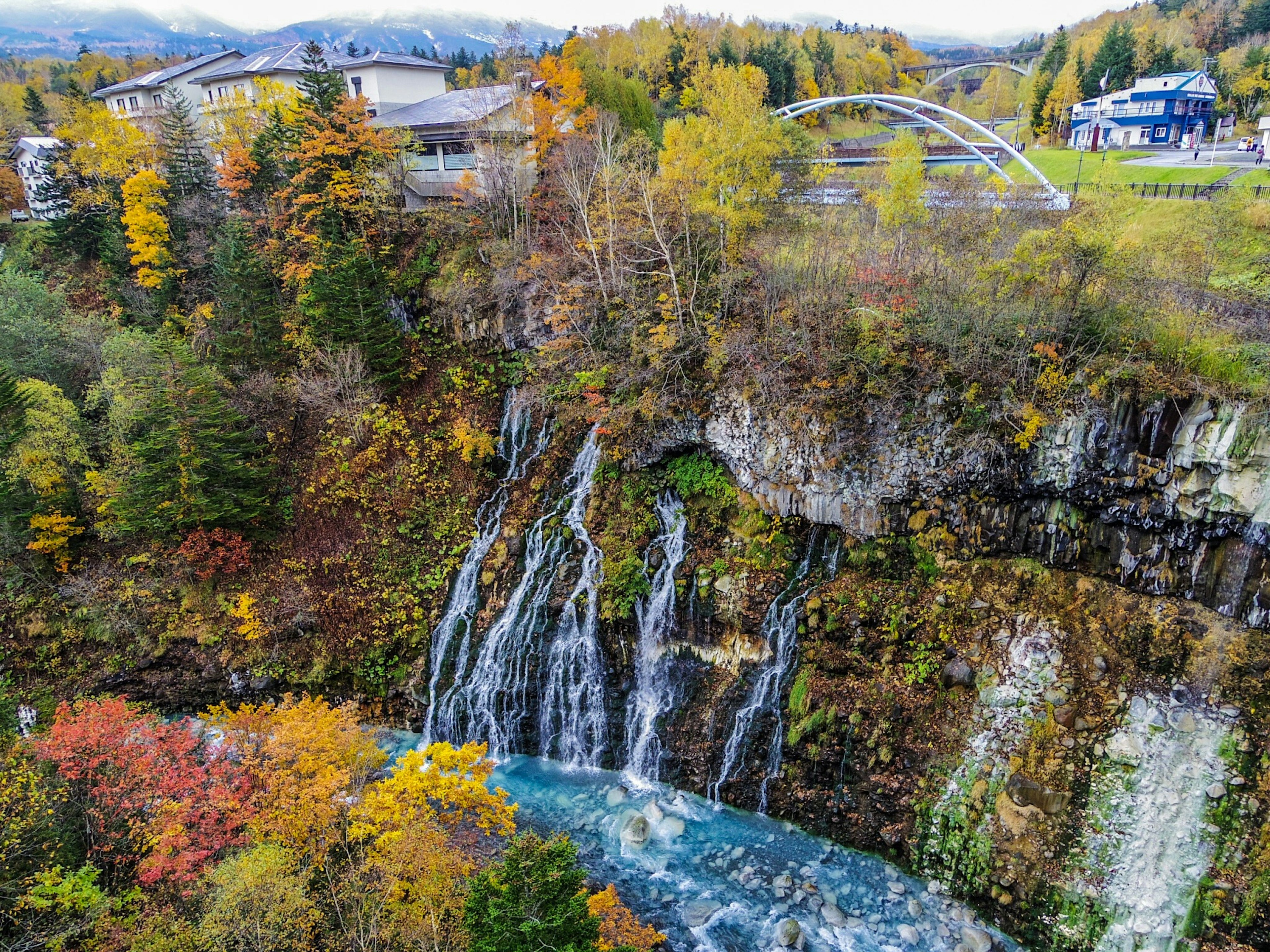 滝と秋の紅葉が見える風景