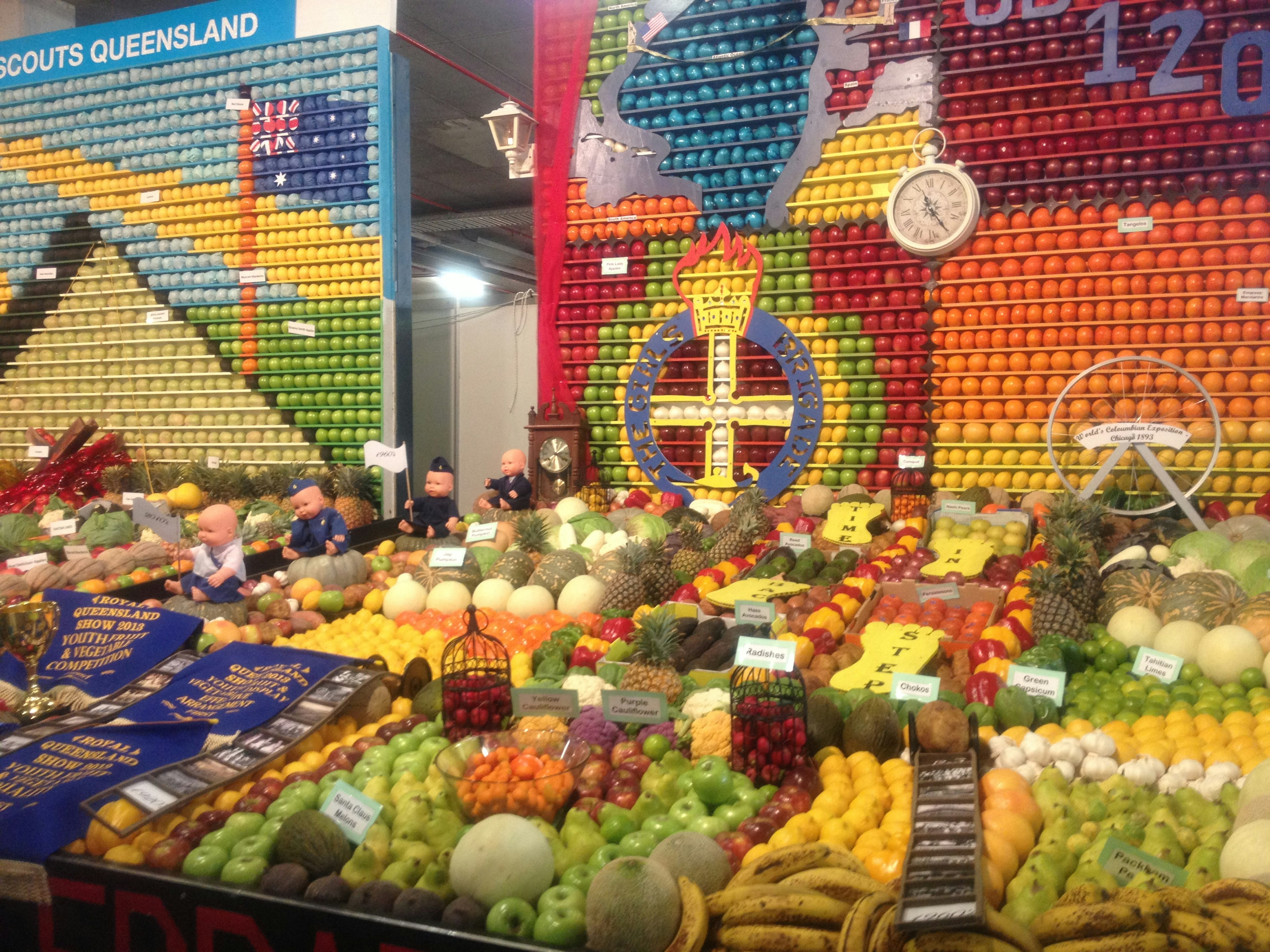 Exhibición vibrante de frutas coloridas en un stand de exposición