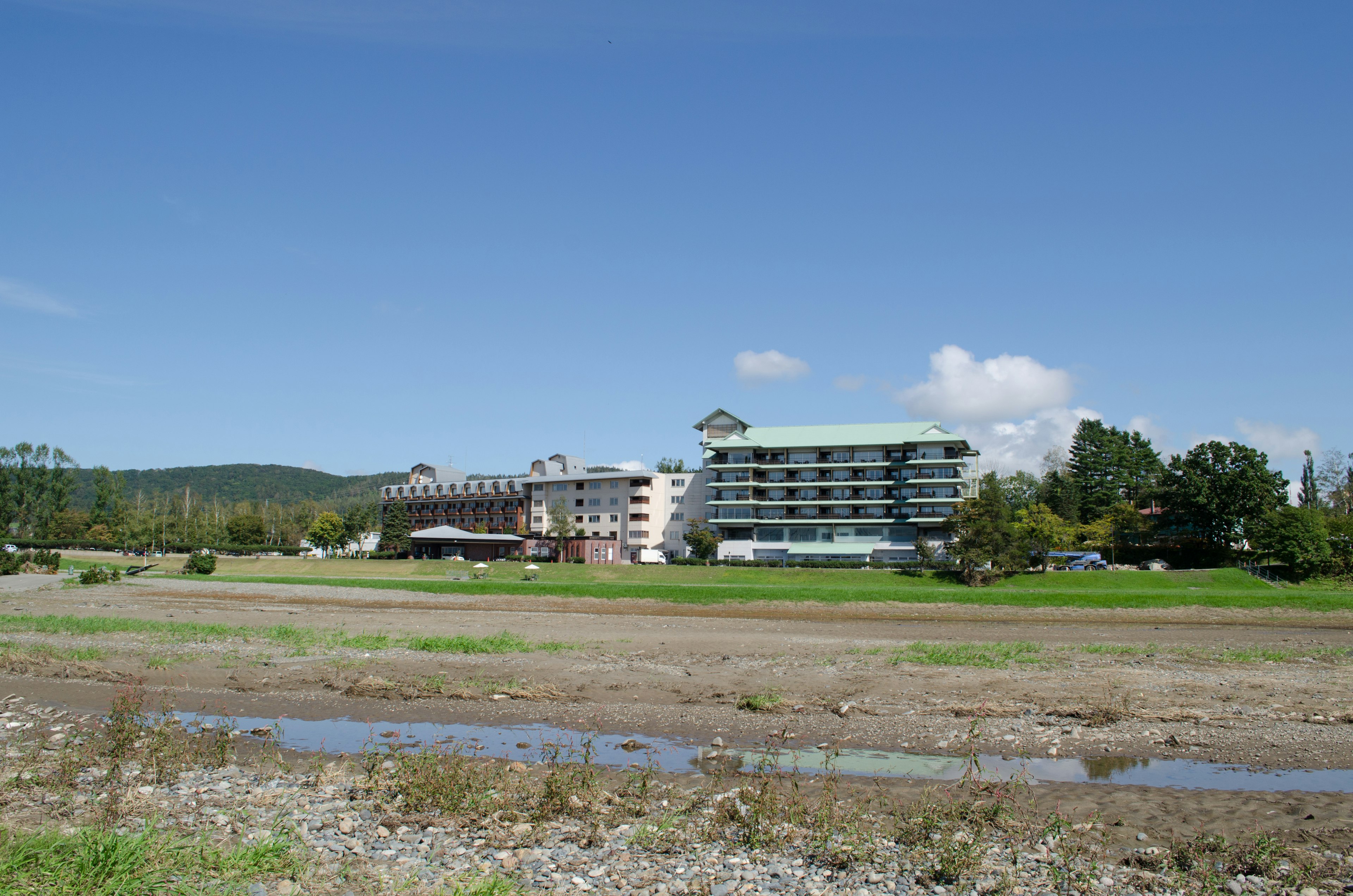 Una vista del río con varios hoteles bajo un cielo azul claro