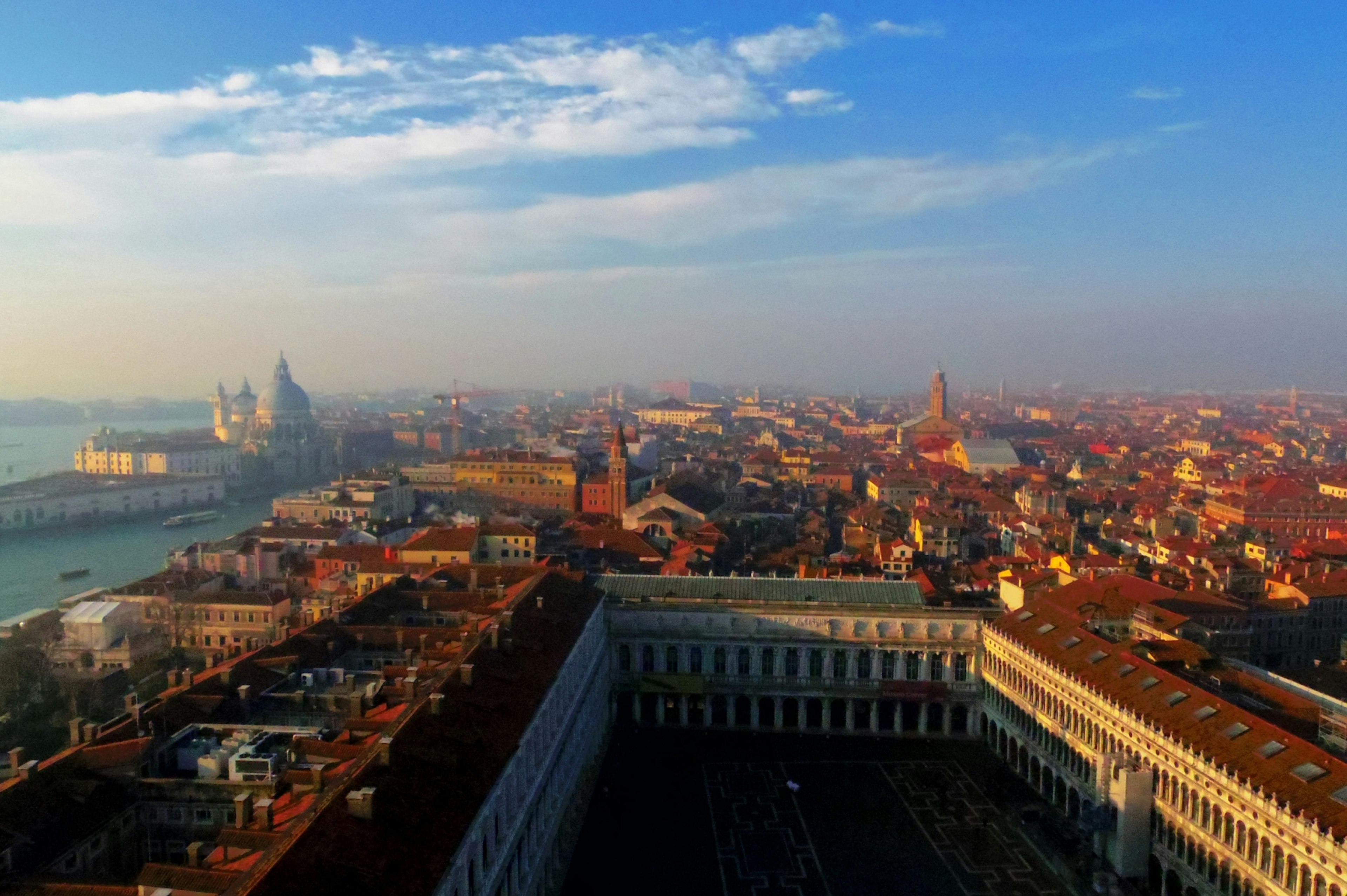 Pemandangan panorama bangunan bersejarah di Venesia di bawah langit yang indah