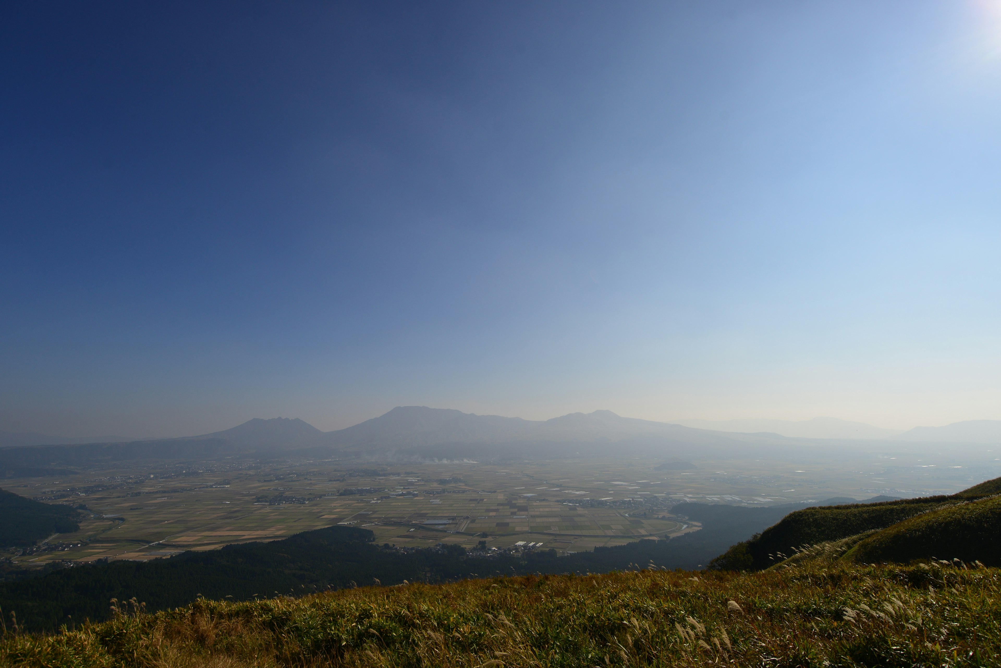 Paysage vaste avec des montagnes et un ciel bleu