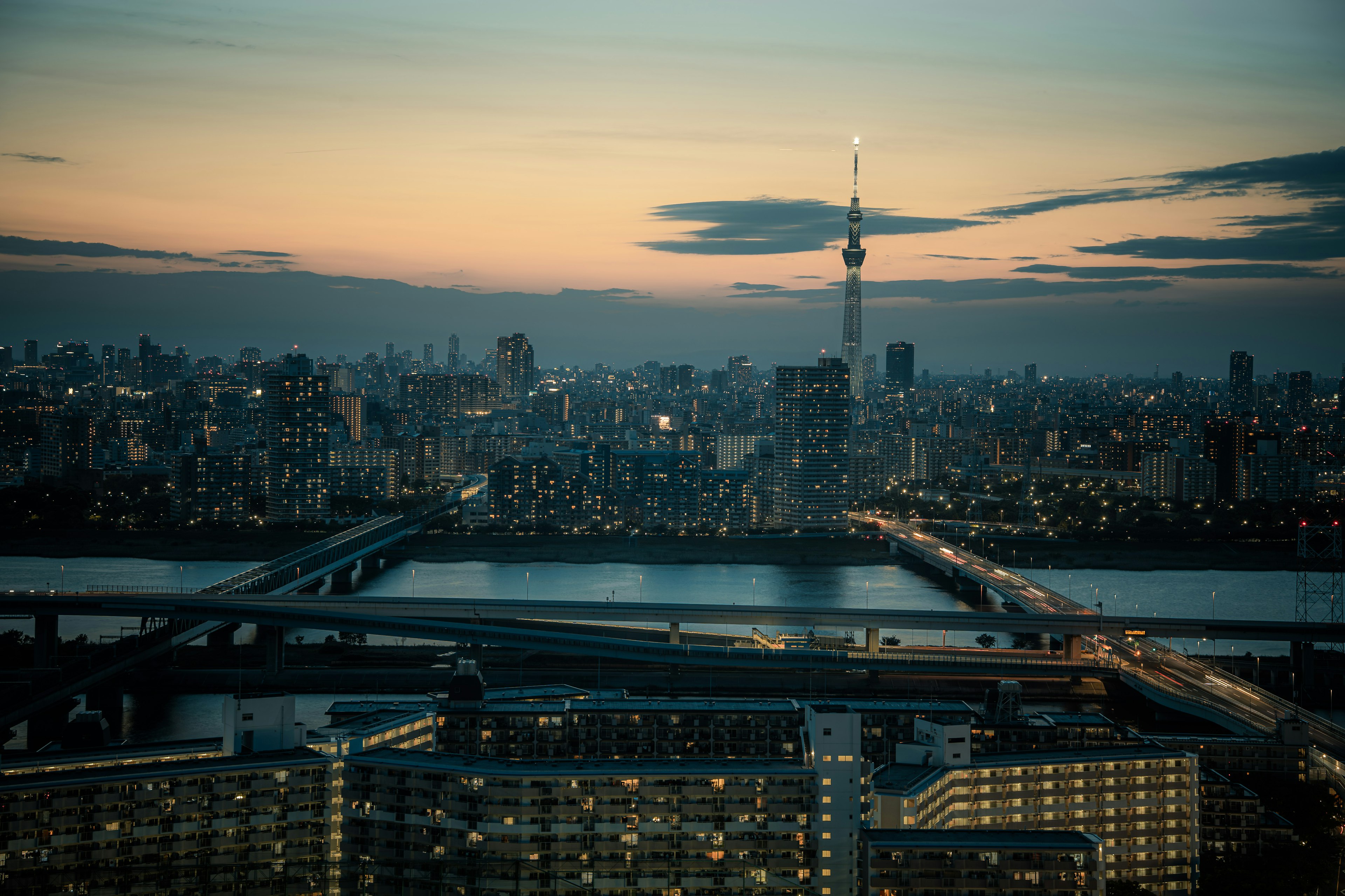 Đường chân trời Tokyo vào lúc hoàng hôn với Tokyo Skytree và cảnh sông