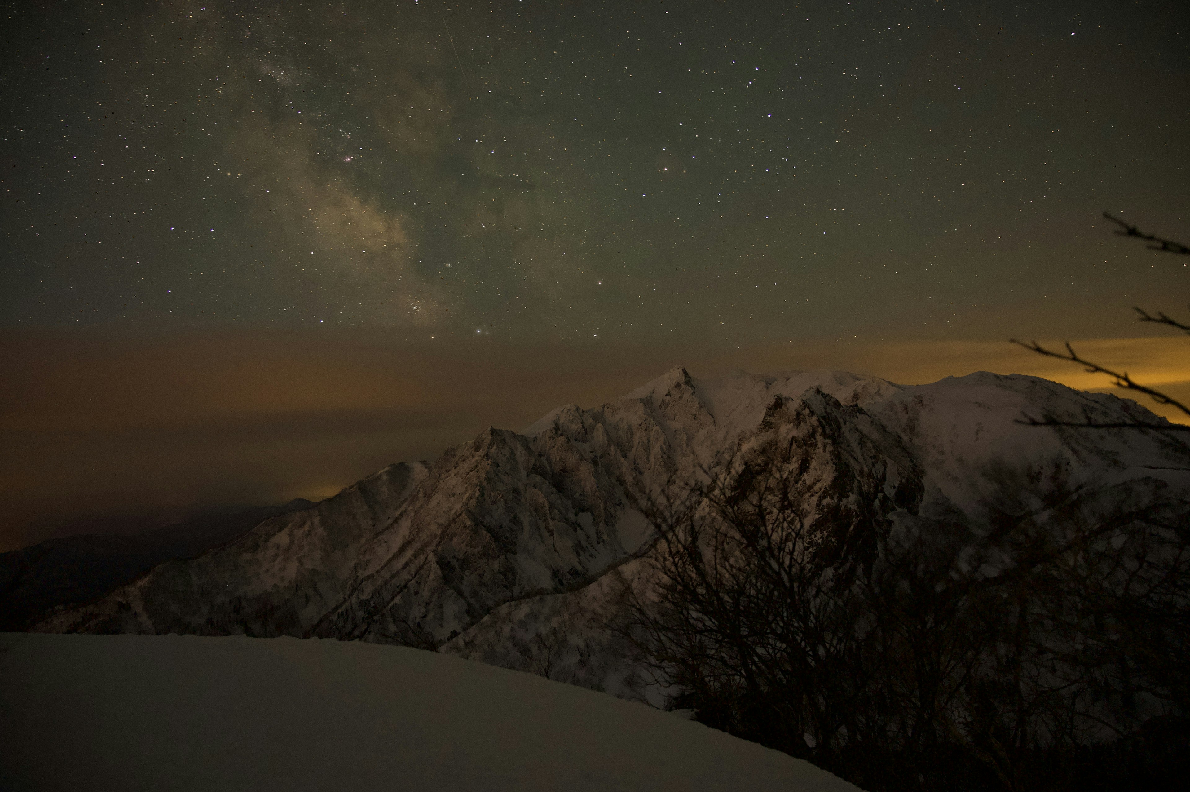 雪に覆われた山々と星空の美しい風景