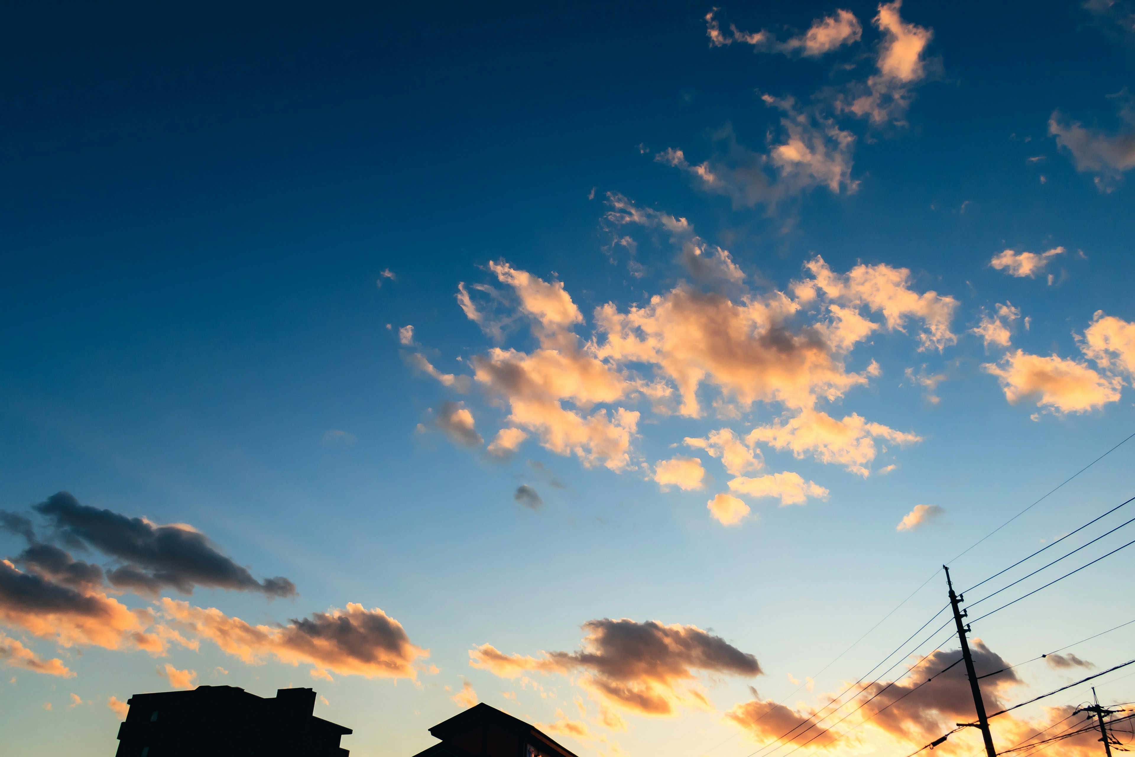 夕阳下多彩的天空与云彩中的建筑轮廓